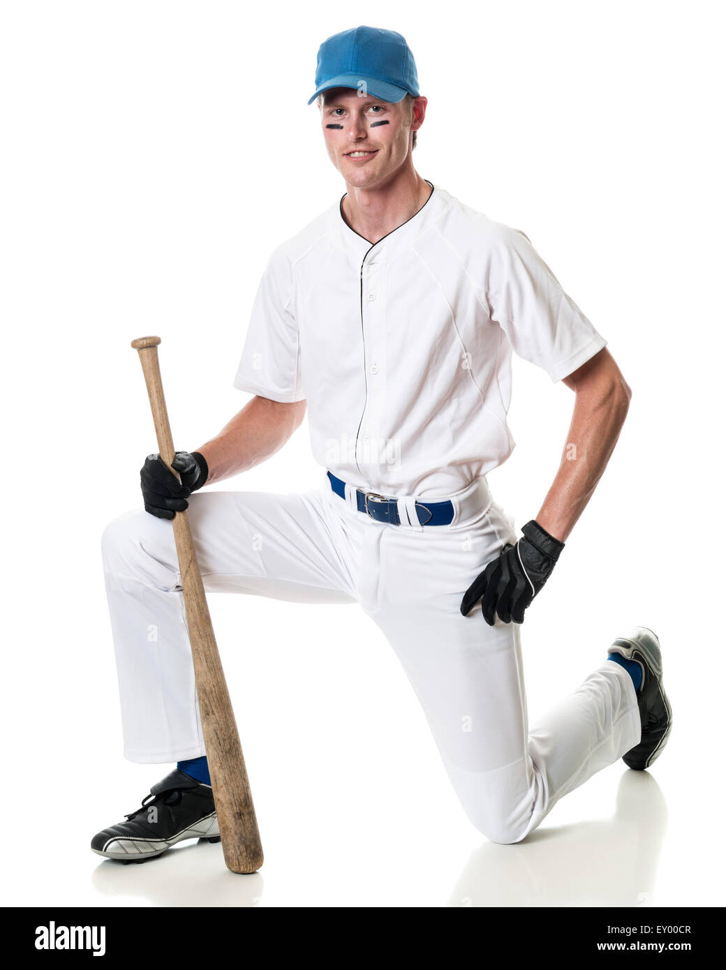 Adulto giovane giocatore di baseball. Studio shot su bianco. Foto Stock