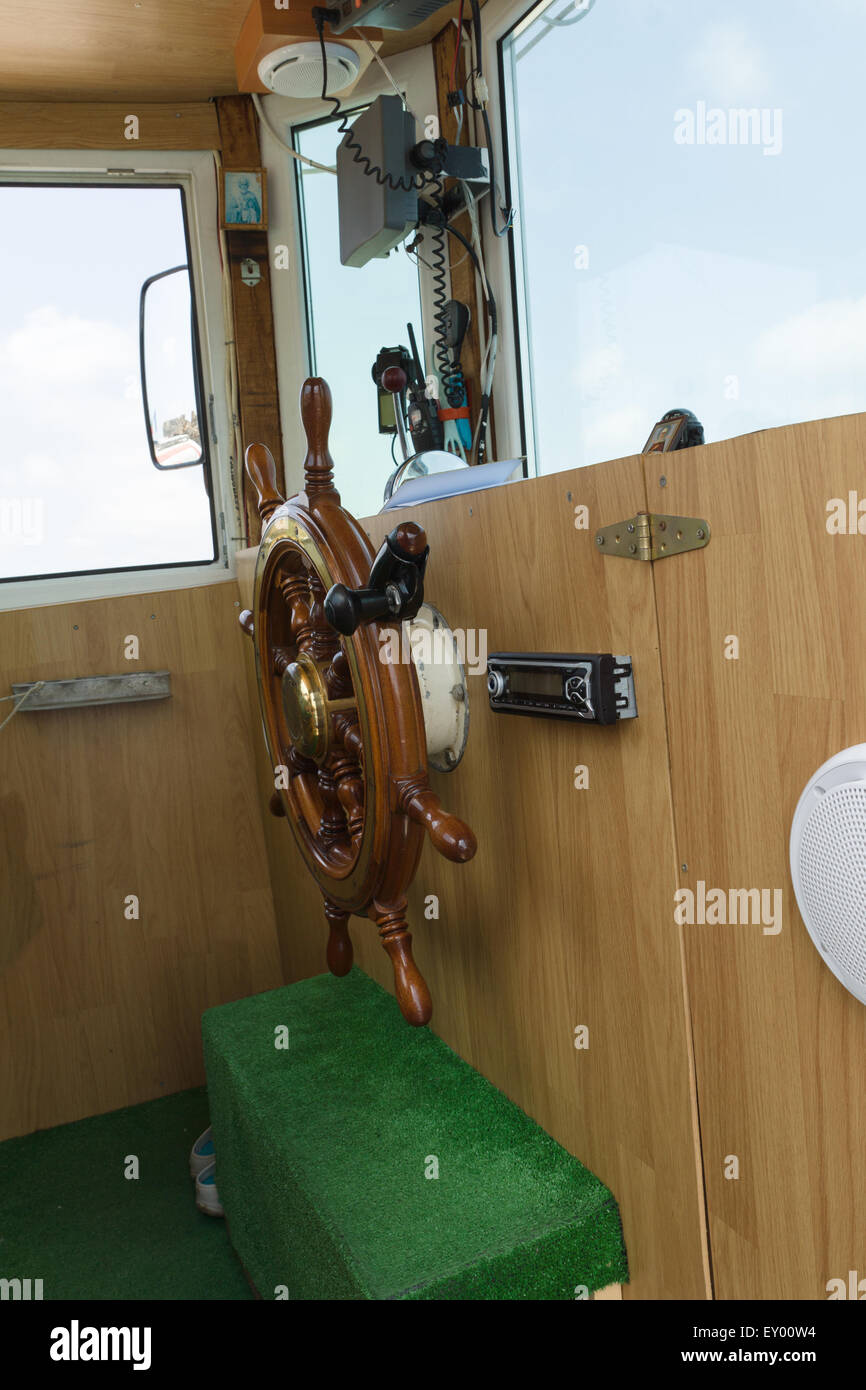 La ruota dello sterzo nella cabina del capitano sul mare yacht Foto Stock