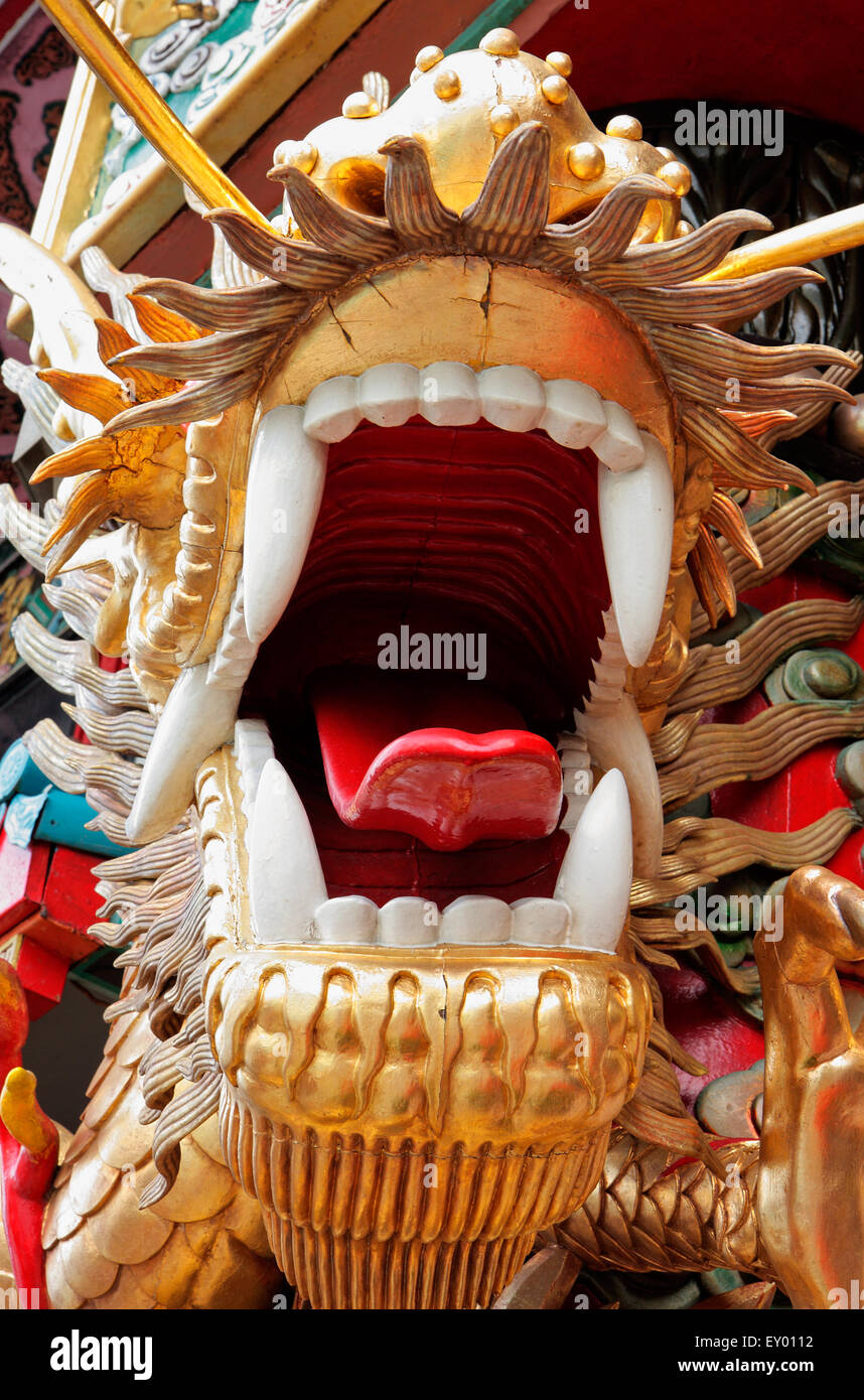 Decorativo colorato drago cinese con la bocca aperta Foto Stock