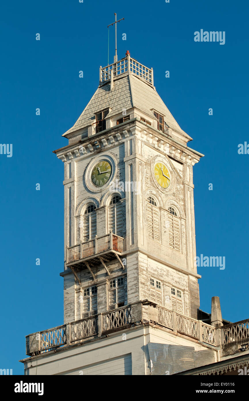 Orologio sul campanile di Stone Town palace museum (casa delle meraviglie), Zanzibar Foto Stock