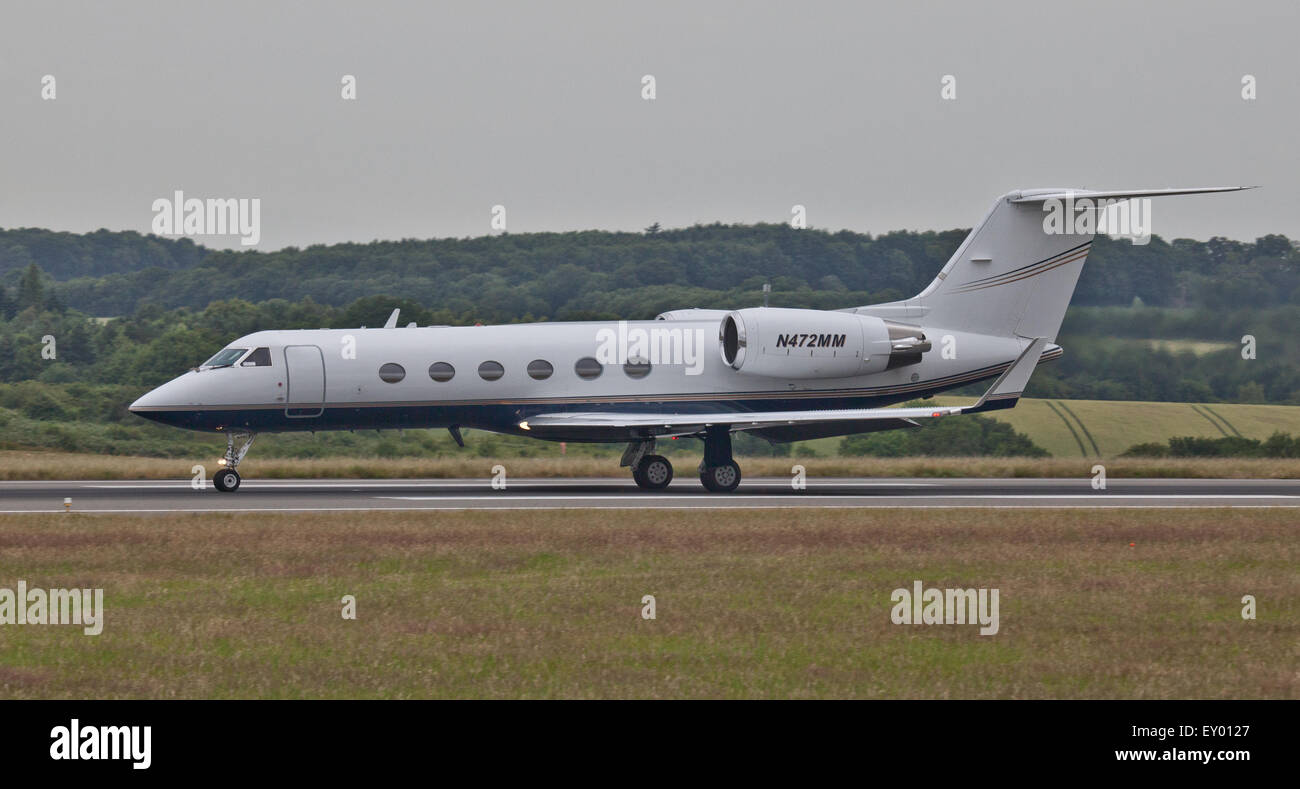 Pegasus Gulfstream Aerospace G-IV N472MM in partenza dall'Aeroporto London-Luton LTN Foto Stock