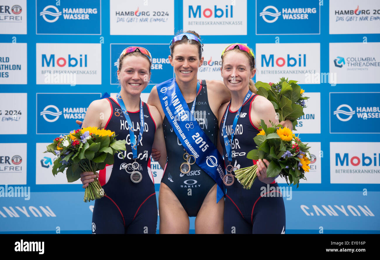 Amburgo, Germania. 18 Luglio, 2015. Gwen Jorgensen (C) DEGLI STATI UNITI D'AMERICA pone con il secondo posto di Vicky Holland (L) e il terzo posto non lo Stanford (R), entrambi della Gran Bretagna, sul podio dopo aver vinto il Mondiale ITU Triathlon evento di Amburgo ad Amburgo, Germania, 18 luglio 2015. Foto: DANIEL REINHARDT/dpa/Alamy Live News Foto Stock