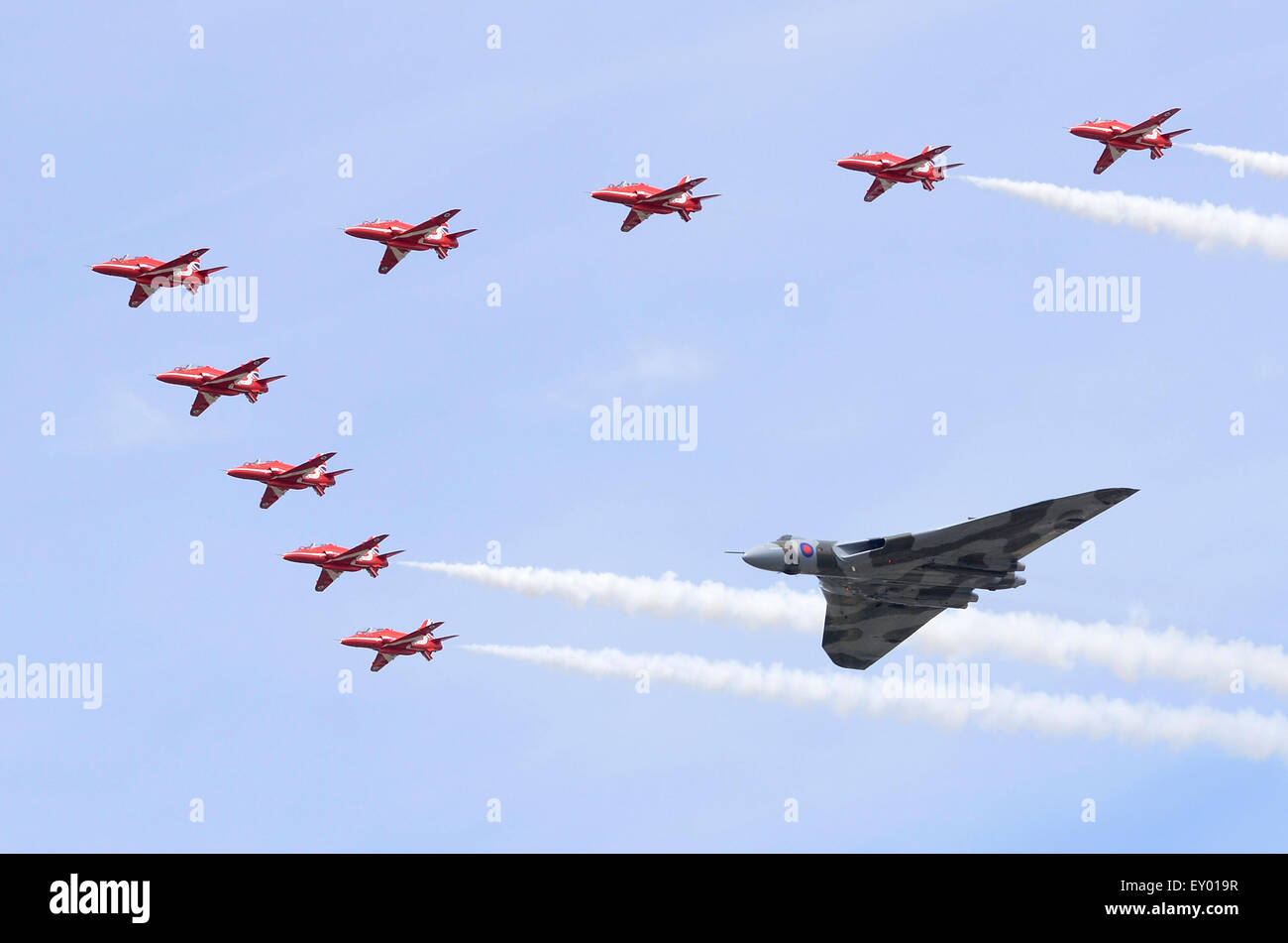 Avro Vulcan B2 bomber e RAF frecce rosse aeromobili in una formazione a flypast RIAT 2015, Fairford, UK. Credito: Antony ortica/Alamy Live News Foto Stock