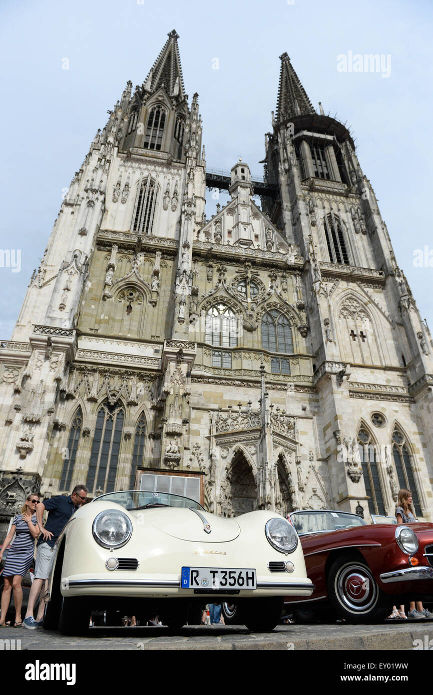 Regensburg, Germania. 18 Luglio, 2015. Una Porsche 1600 Super e una Mercedes 190 SL (R) sono sul display durante la Regensburg Classic Rally di fronte alla cattedrale di Regensburg, Germania, 18 luglio 2015. Foto: ANDREAS GEBERT/dpa/Alamy Live News Foto Stock