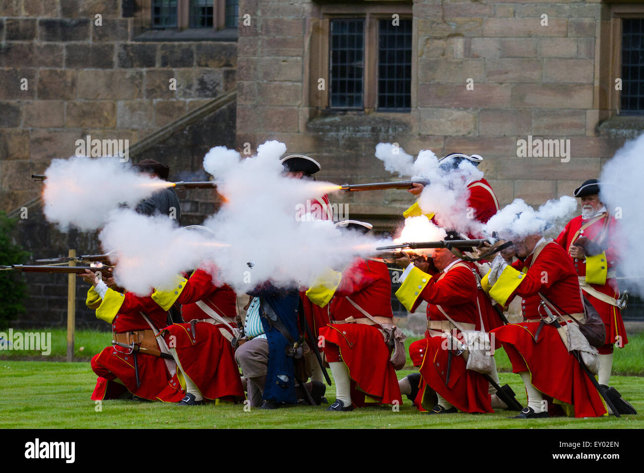 Fuoco di muschio, fuoco di polvere nera a Hoghton, Preston, Lancashire, Regno Unito. 18 luglio 2015. The Queen's Royal Regiment Living History Group con British Red Cappotti dell'esercito inglese, sparando e sparando muschi alla Battaglia di Preston – l'ultima battaglia sul suolo inglese. Quest'anno si celebra il 300° anniversario e un momento decisivo nella prima risata dei giacobiti britannici. La battaglia di Preston (9–14 novembre 1715), detta anche lotta di Preston, 1715 spesso chiamata la prima rivolta giacobita, o ribellione da parte dei sostenitori del governo anoviano. Foto Stock