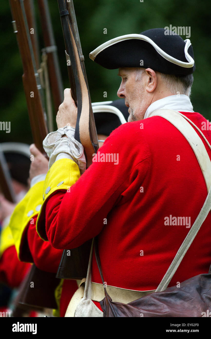 Hoghton, Preston, Lancashire, Regno Unito. 18 Luglio, 2015. La regina del reggimento reale di storia vivente Gruppo"   cappotti rossi dell'Esercito inglese nella battaglia di Preston - l'ultima battaglia sul suolo inglese. Questo anno vede il trecentesimo anniversario della ultima battaglia sul suolo inglese e un momento decisivo nella prima salita giacobita. La battaglia di Preston (9-14 novembre 1715), a cui si fa riferimento anche come la lotta di Preston, fu combattuta durante la rivolta giacobita di salita 1715 (spesso indicato come il primo Giacobita Rising, o la ribellione da sostenitori, moschetti sparare pistola pistole soldati soldati del governo Hanoverian). Foto Stock