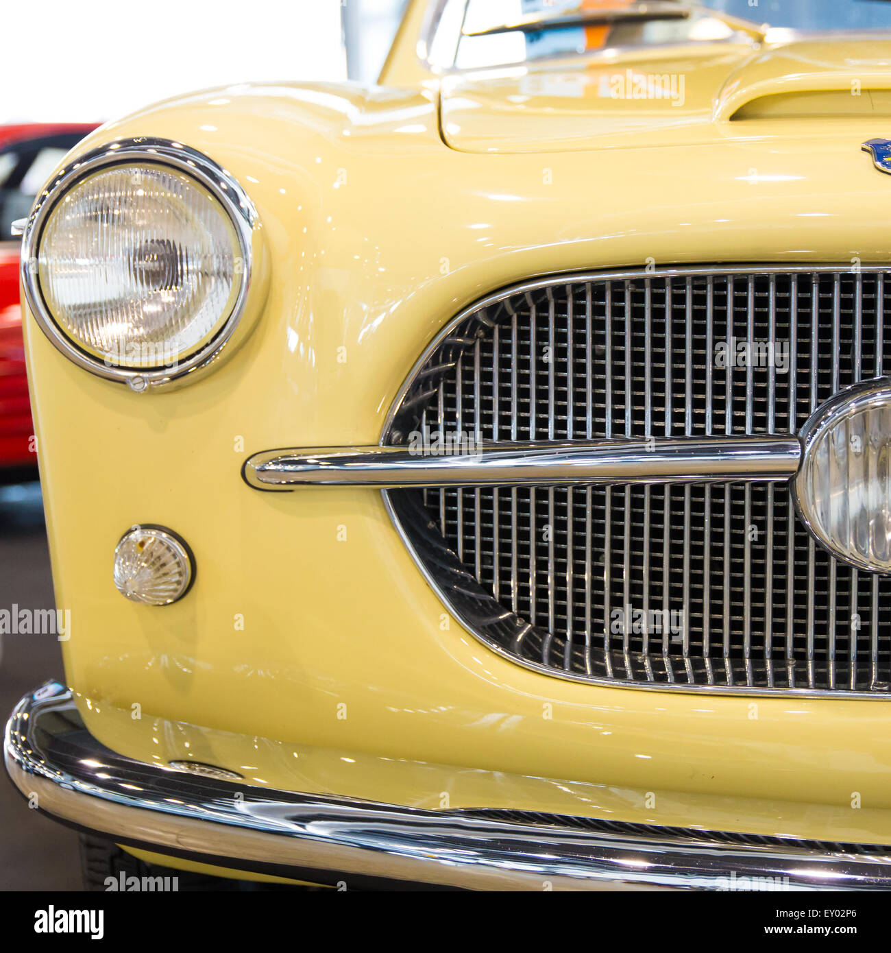 Linee arrotondate e fari tondi di un vintage giallo auto Foto Stock