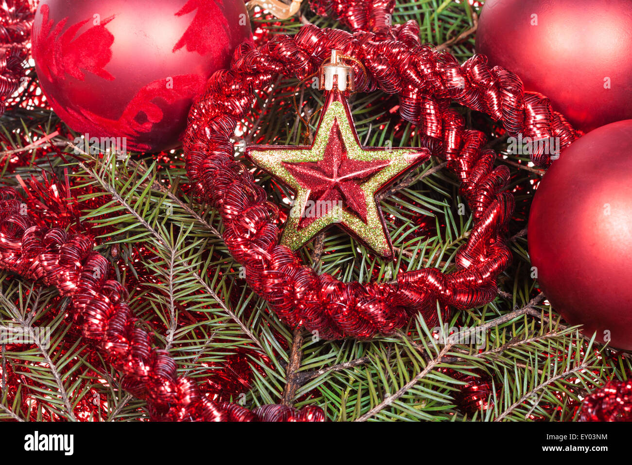 Natale ancora in vita - stella rossa, palle di Natale, tinsel su albero di Natale sfondo Foto Stock