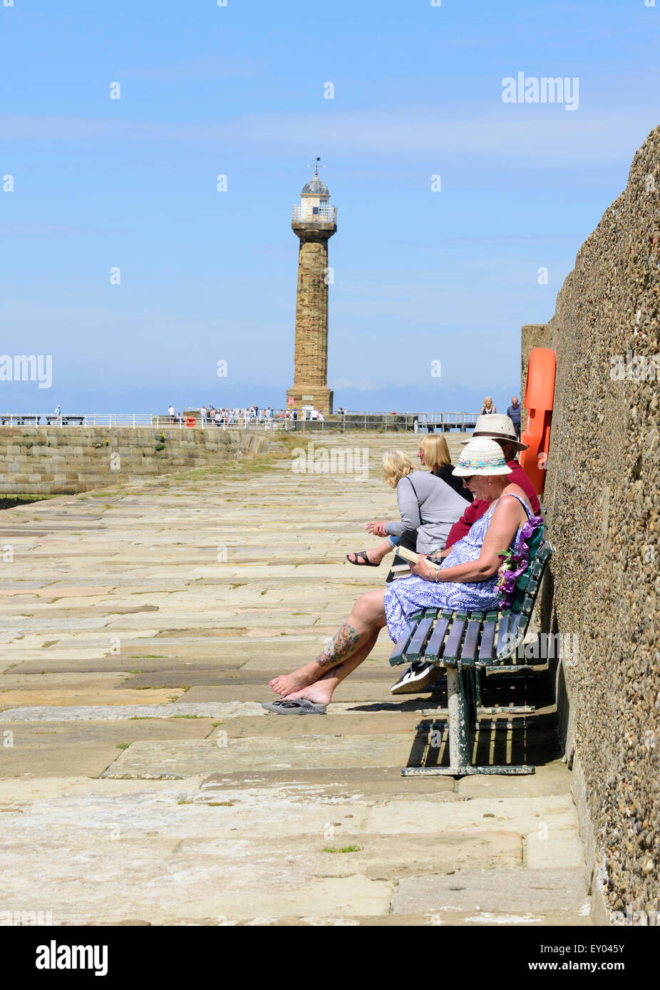 Relax su East Pier Whitby Foto Stock