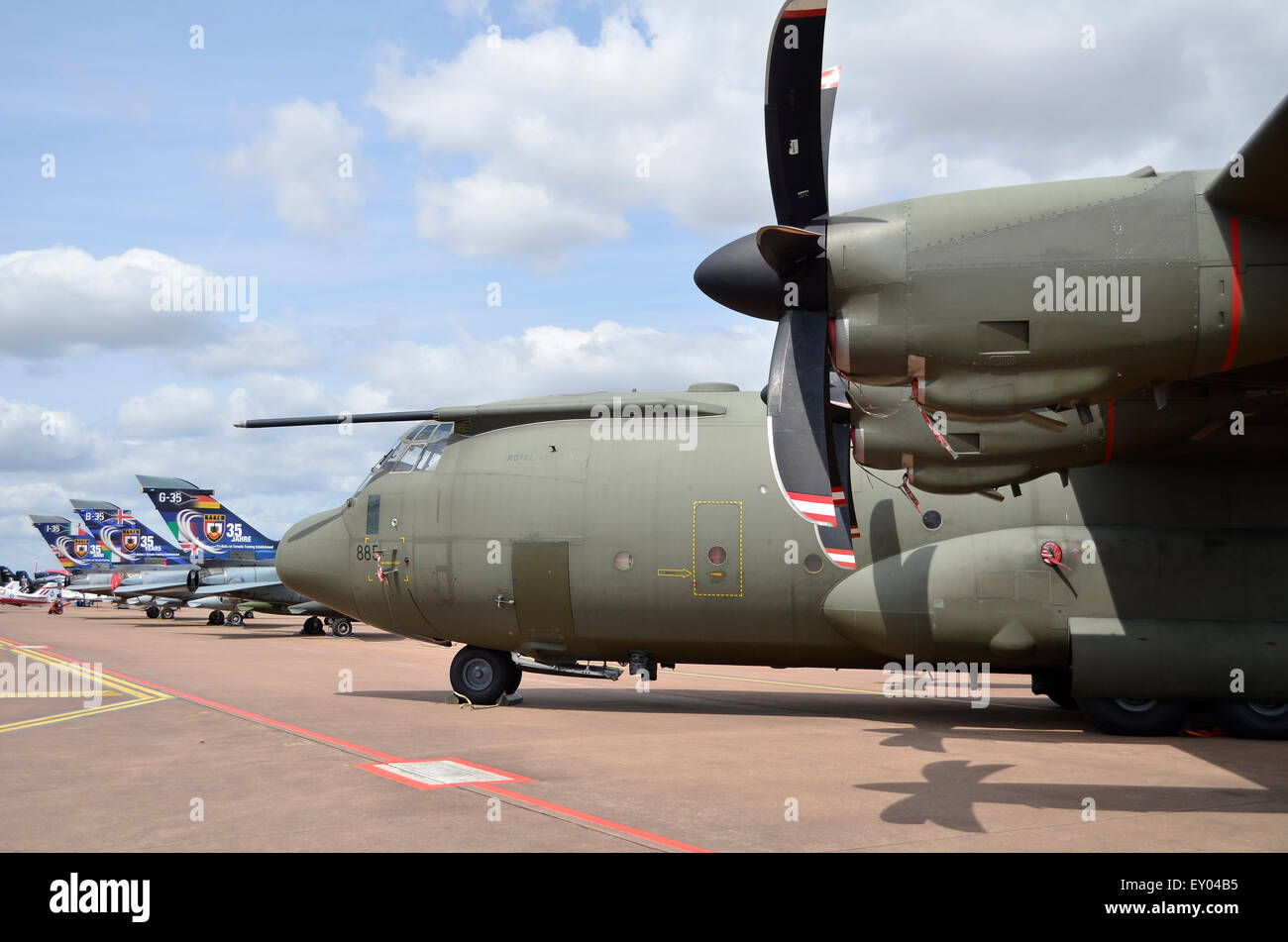 Lockheed C-130 Hercules C5 azionato da RAF, con tre tornado jet fighters in background, sul display nel parco statico a RIAT 2015, Fairford, UK. Credito: Antony ortica/Alamy Live News Foto Stock