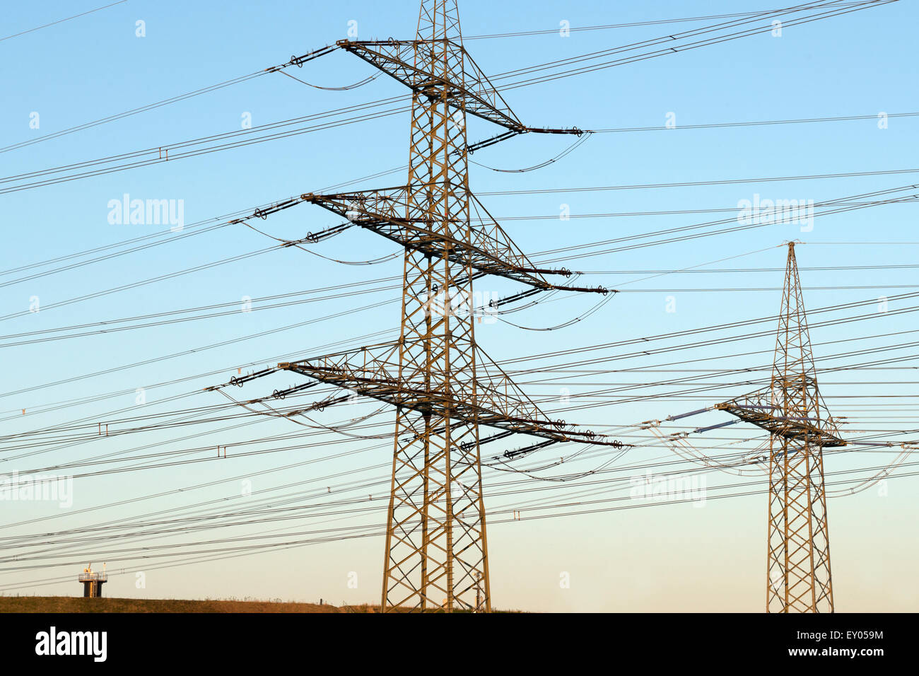 Le linee elettriche ad alta tensione, Rheindorf, Renania settentrionale-Vestfalia (Germania). Foto Stock