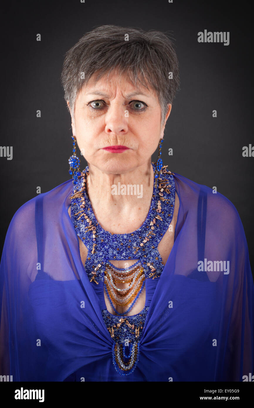 Bella donna facendo espressioni diverse in diversi set di vestiti: arrabbiato Foto Stock