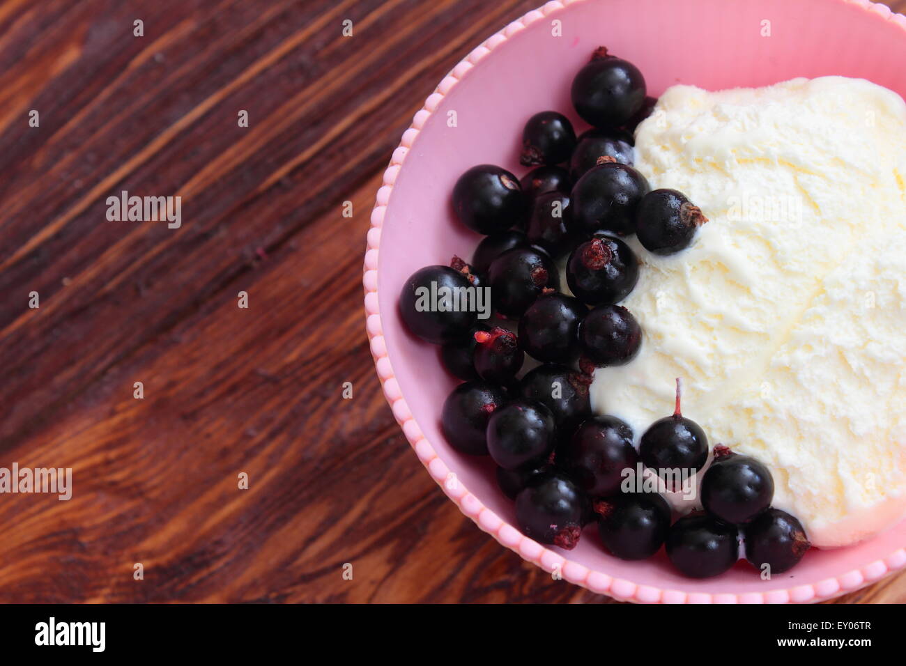 Dessert di gelato con uva secca di Corinto Foto Stock