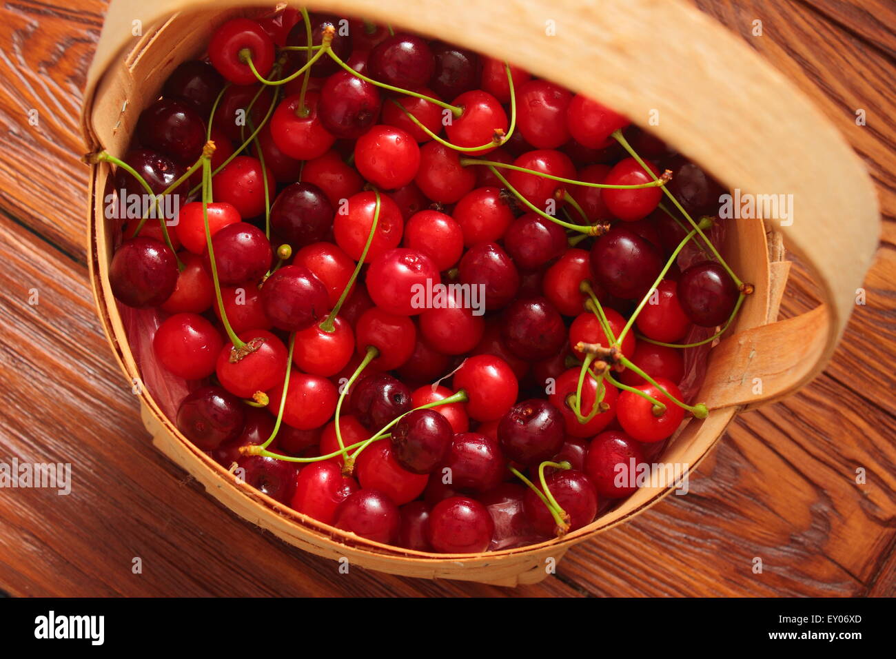 Il carrello è una deliziosa ciliegia di colore rosso Foto Stock