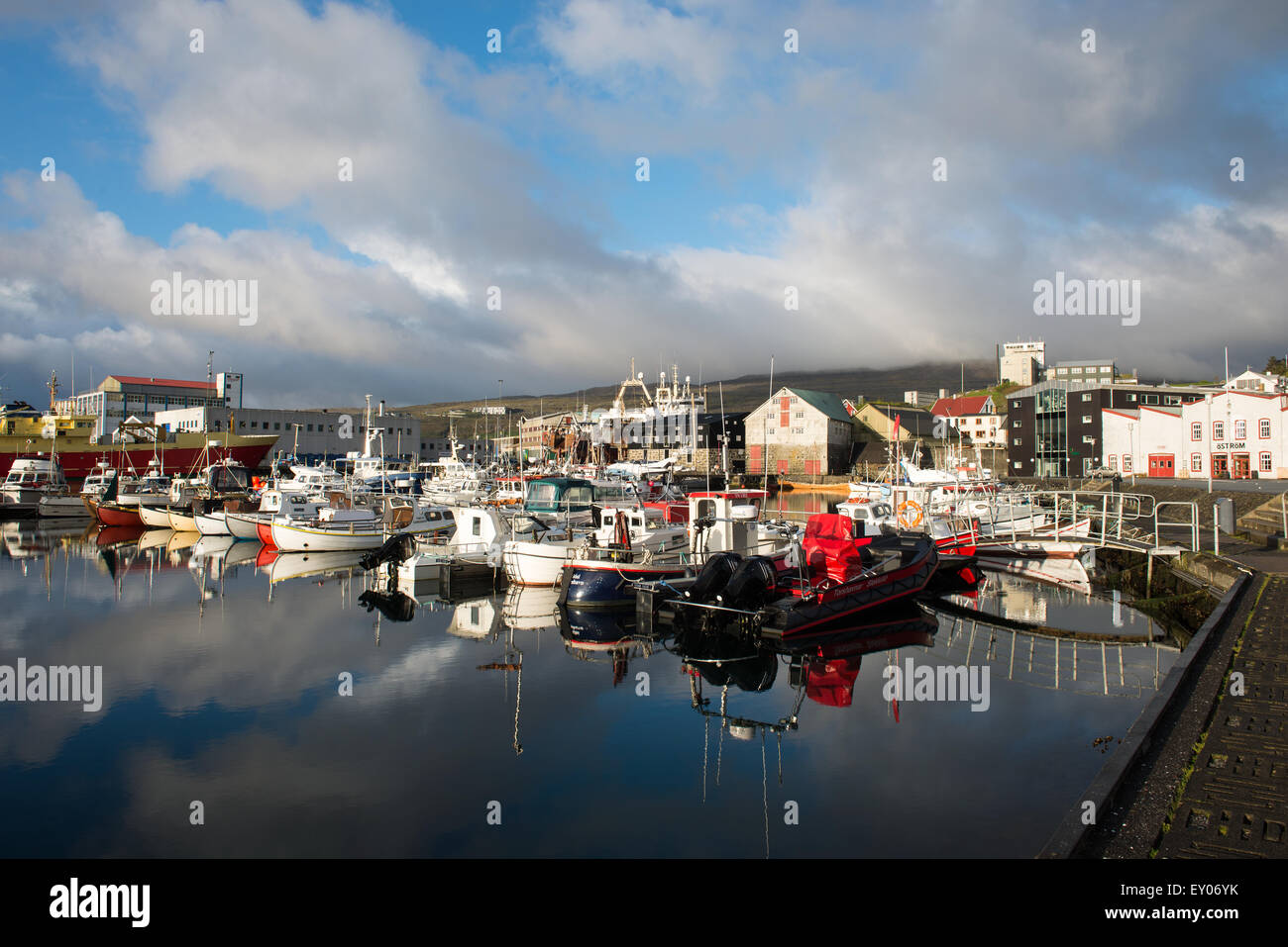 Porto di Torshavn sulle Isole Faerøer con piccole imbarcazioni Foto Stock