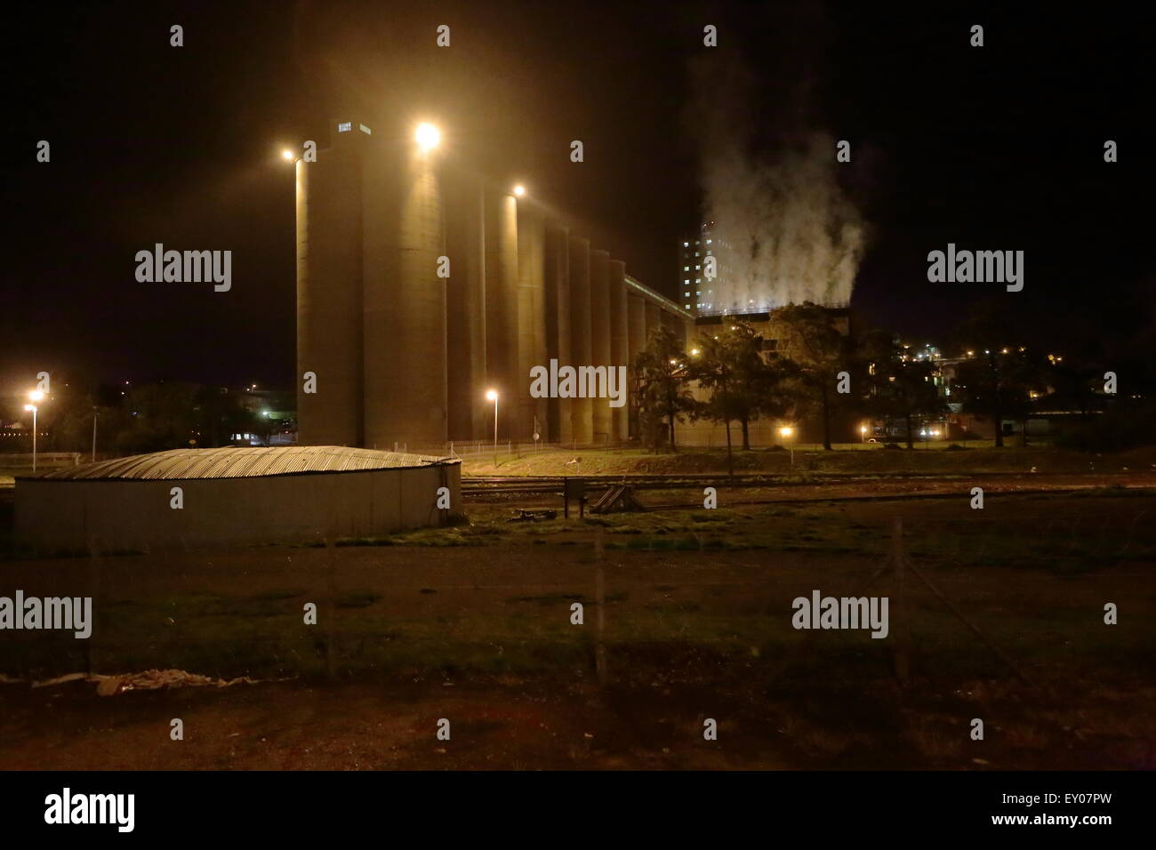 Vista notturna di silos per il grano in Caledon Foto Stock