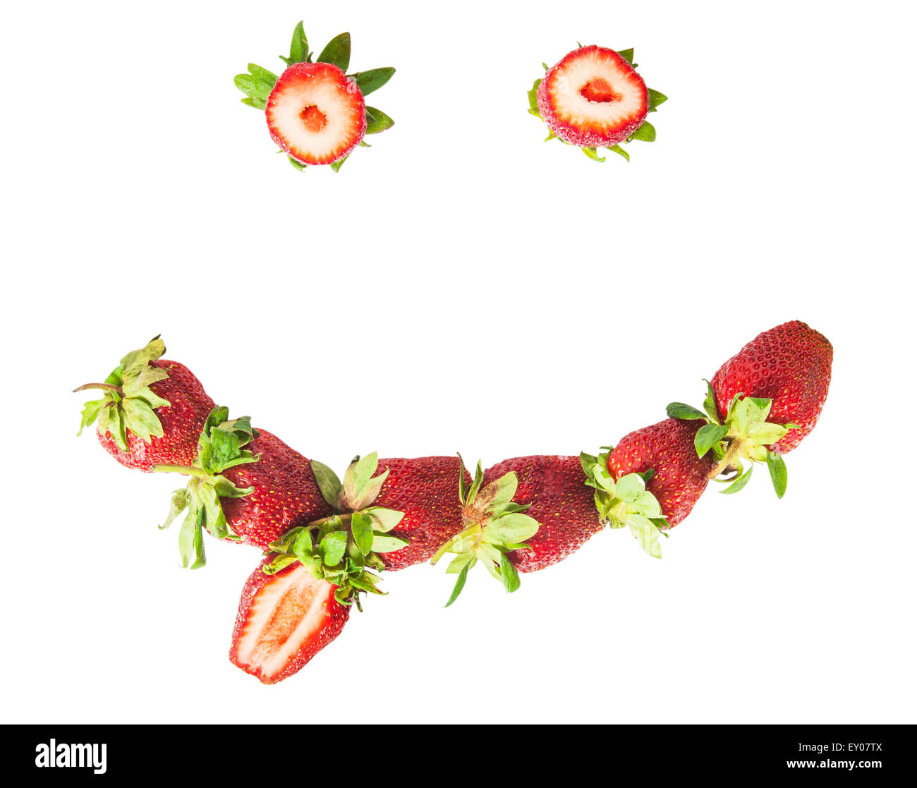 Smile con la lingua di fuori fresche succose fragole isolato su sfondo bianco Foto Stock