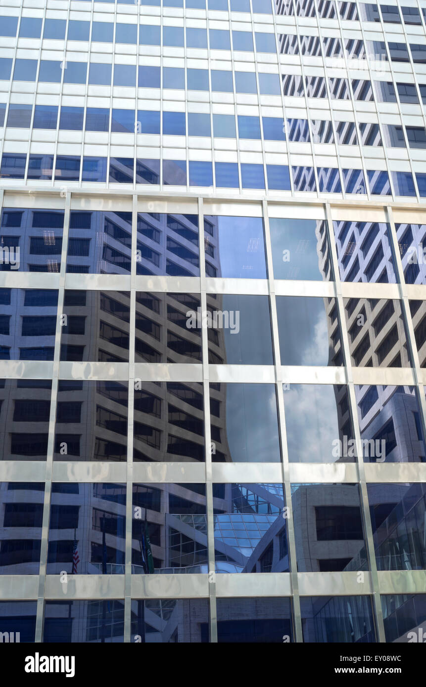 Le riflessioni di edifici aziendali off grattacielo di vetro delle finestre di uno stile architettonico moderno abstract Foto Stock