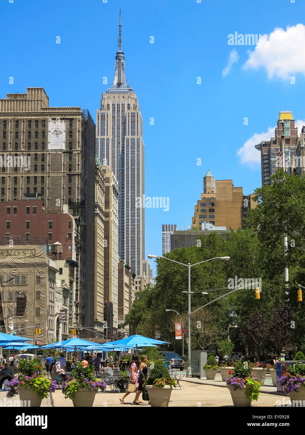 Empire State Building dal Flatiron spazio pubblico, Broadway e la Quinta Avenue e Madison Square Park, NYC Foto Stock