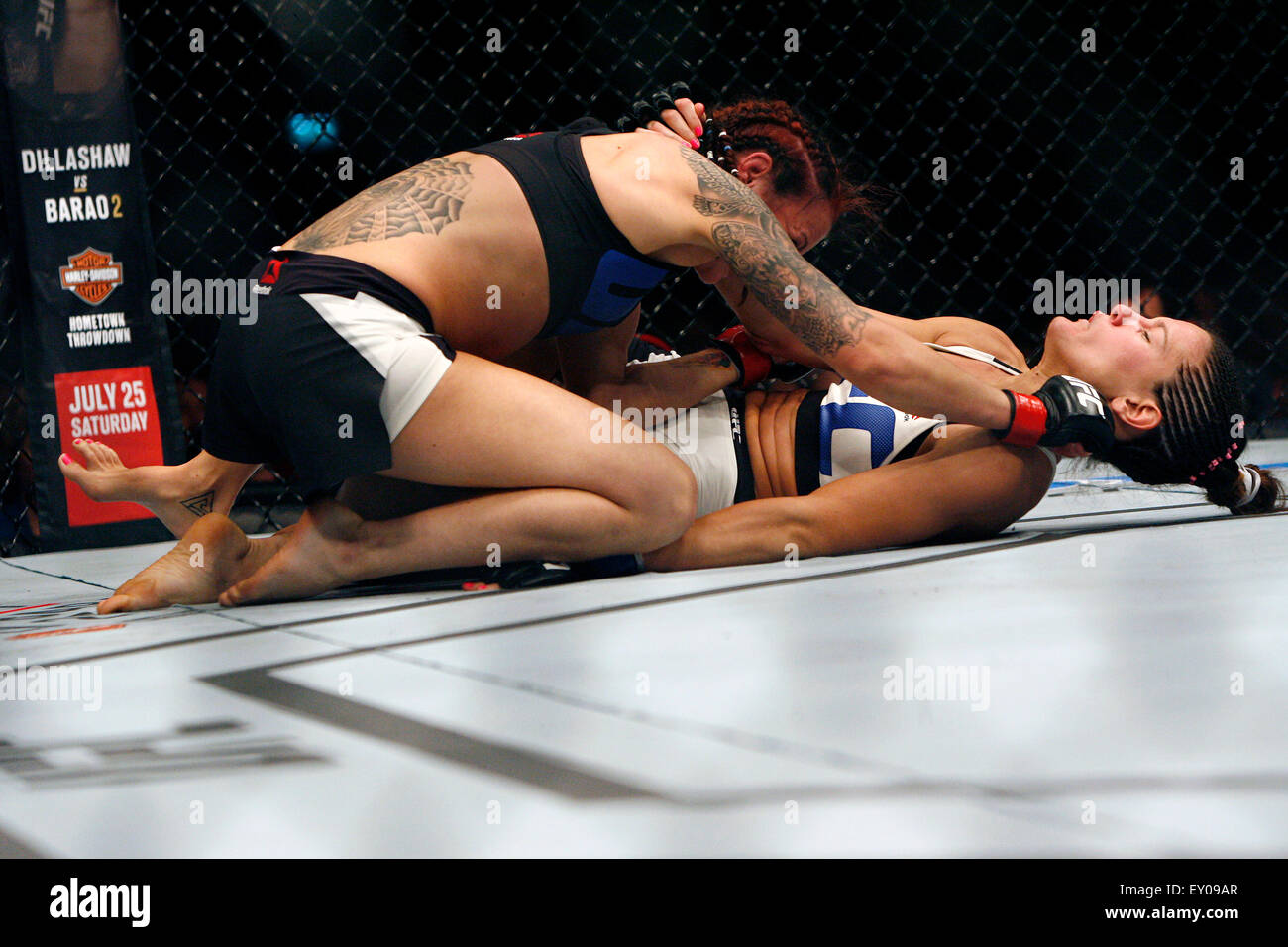 Glasgow, Scotland, Regno Unito. 18 Luglio, 2015. Joanne Calderwood batte Cortney Casey-Sanchez da KO durante UFC Fight Night 72: Bisping vs Leites al SSE idro sabato il 18 di luglio 2015 Credit: Dan Cooke/Alamy Live News Foto Stock