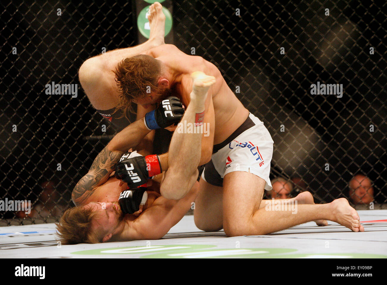 Glasgow, Scotland, Regno Unito. 18 Luglio, 2015. Mickael Lebout batte Teemu Packalan dalla decisione dei giudici durante UFC Fight Night 72: Bisping vs Leites al SSE idro sabato il 18 di luglio 2015 Credit: Dan Cooke/Alamy Live News Foto Stock