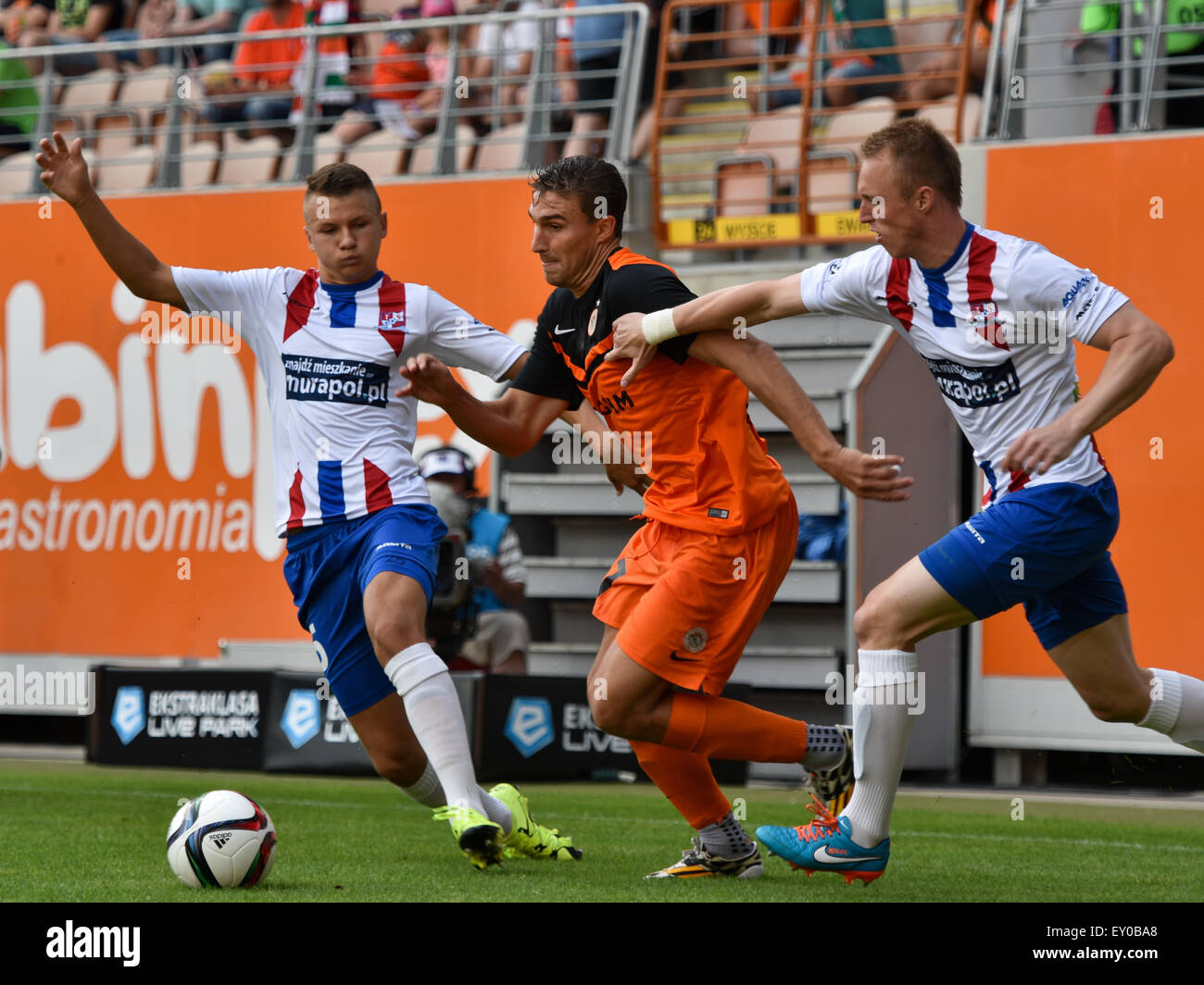 Lubin, Polonia. 18 Luglio, 2015, Michal Papadopulos (C) in azione durante il match polacco Premier League tra KGHM Zaglebie Lubin - Podbeskidzie Bielsko-Biala 1:1. Foto Stock