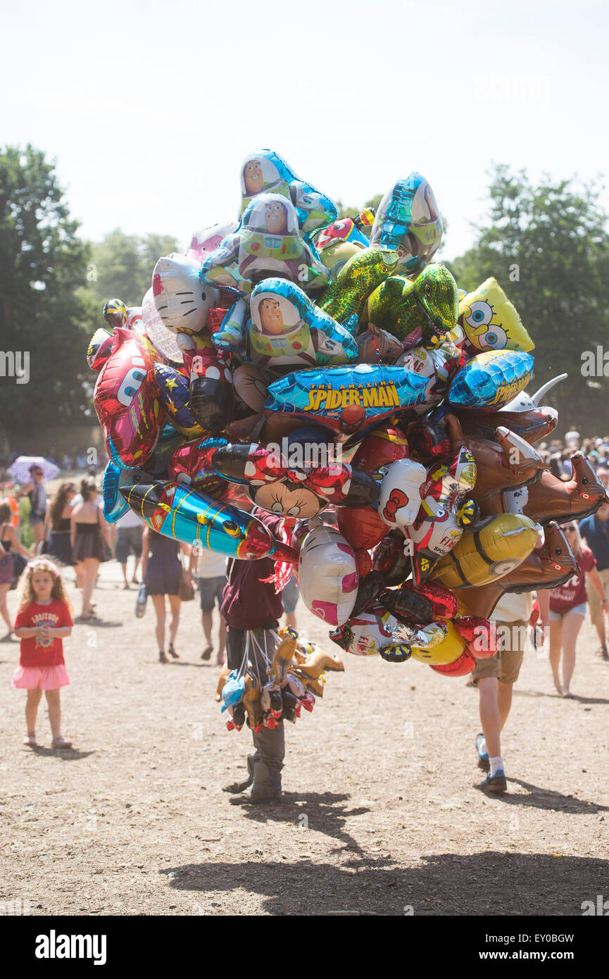 Palloncino elio venditore al Festival Latitude 2015 Foto Stock