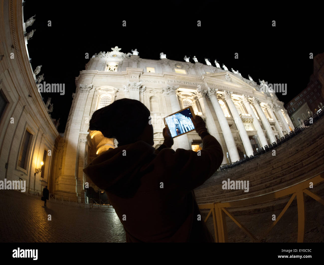 Turistico con pad riprese la Basilica di San Pietro in Vaticano Foto Stock