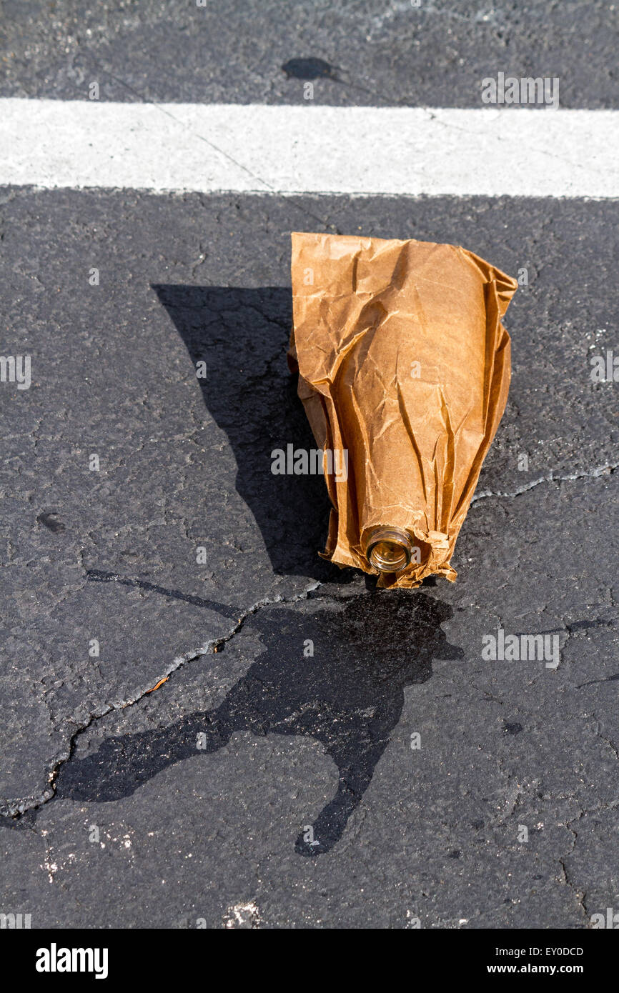 Bottiglia di birra in borsa sul marciapiede Foto Stock