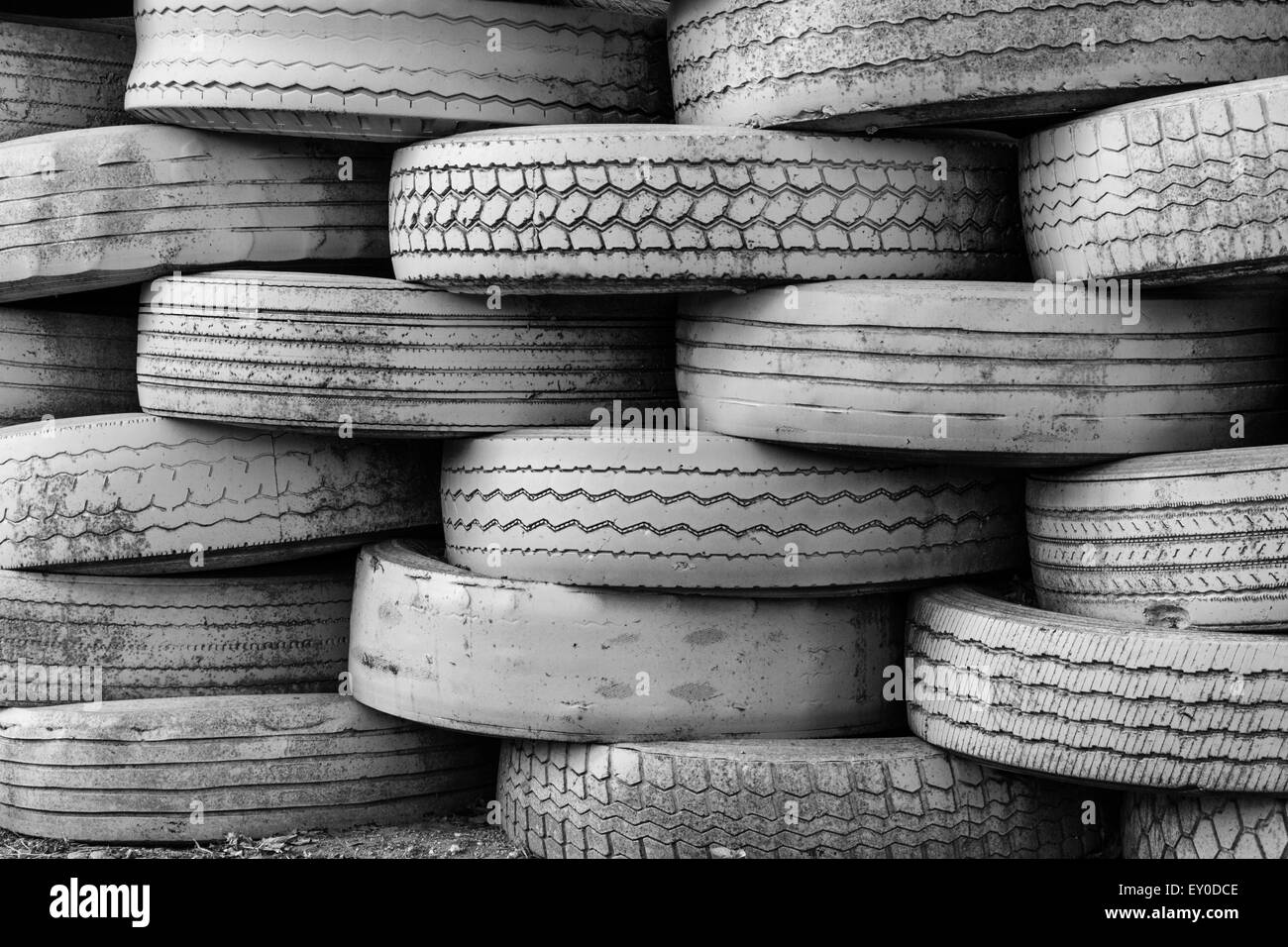 Vecchi pneumatici accatastati Foto Stock