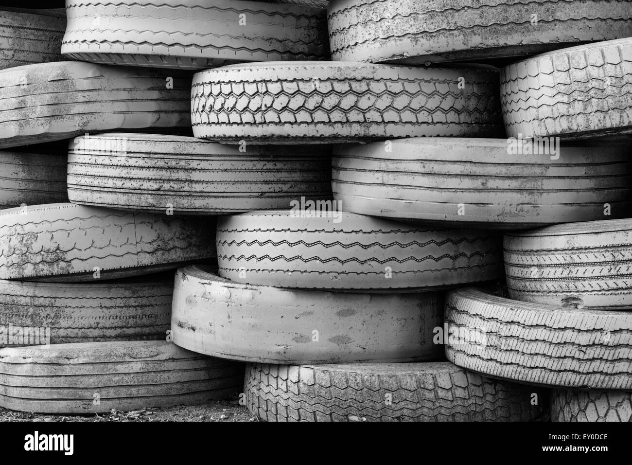 Vecchi pneumatici accatastati Foto Stock