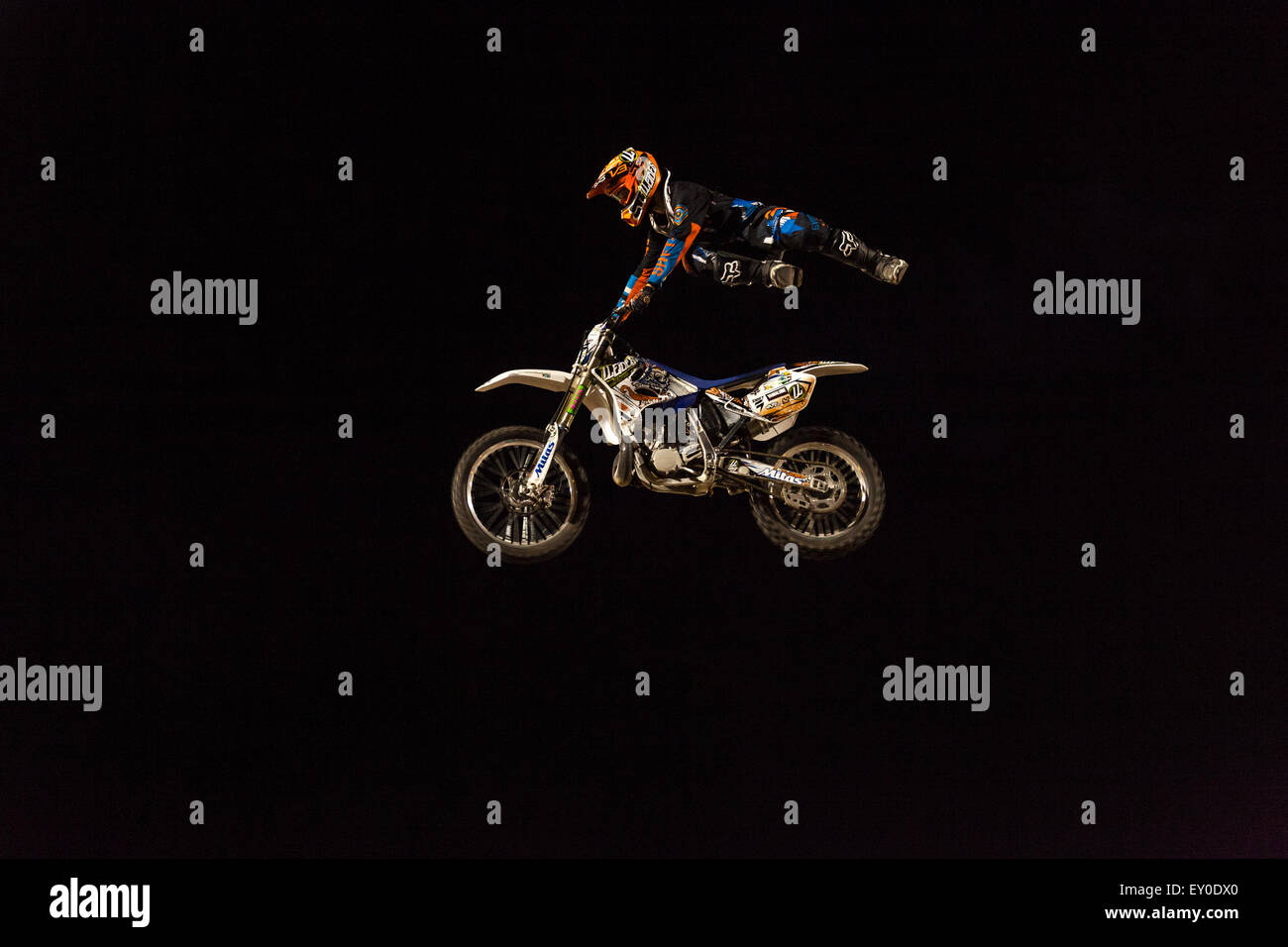 Di Los Cristianos, Tenerife, Spagna. 18 Luglio, 2015. I piloti eseguono acrobazie durante il Freestyle Motocross International Tenerife al Estadio Antonio Dominguez di Los Cristianos, Tenerife, Spagna. 18 Luglio, 2015. Oltre 8000 spettatori hanno guardato il daredevil piloti di eseguire le loro acrobazie aeree sul motocross moto. Foto Stock