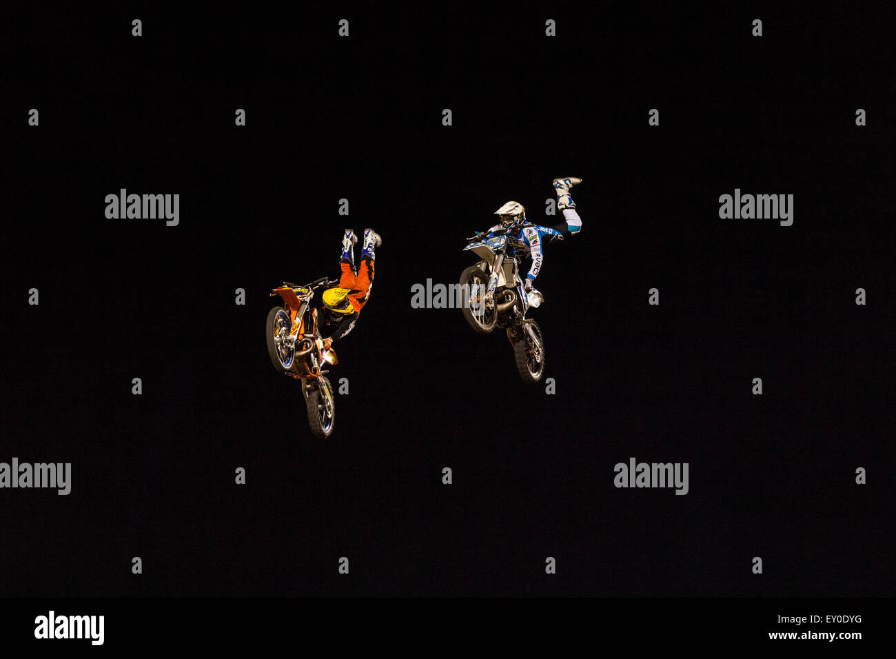 Di Los Cristianos, Tenerife, Spagna. 18 Luglio, 2015. I piloti eseguono acrobazie durante il Freestyle Motocross International Tenerife al Estadio Antonio Dominguez di Los Cristianos, Tenerife, Spagna. 18 Luglio, 2015. Oltre 8000 spettatori hanno guardato il daredevil piloti di eseguire le loro acrobazie aeree sul motocross moto. Foto Stock