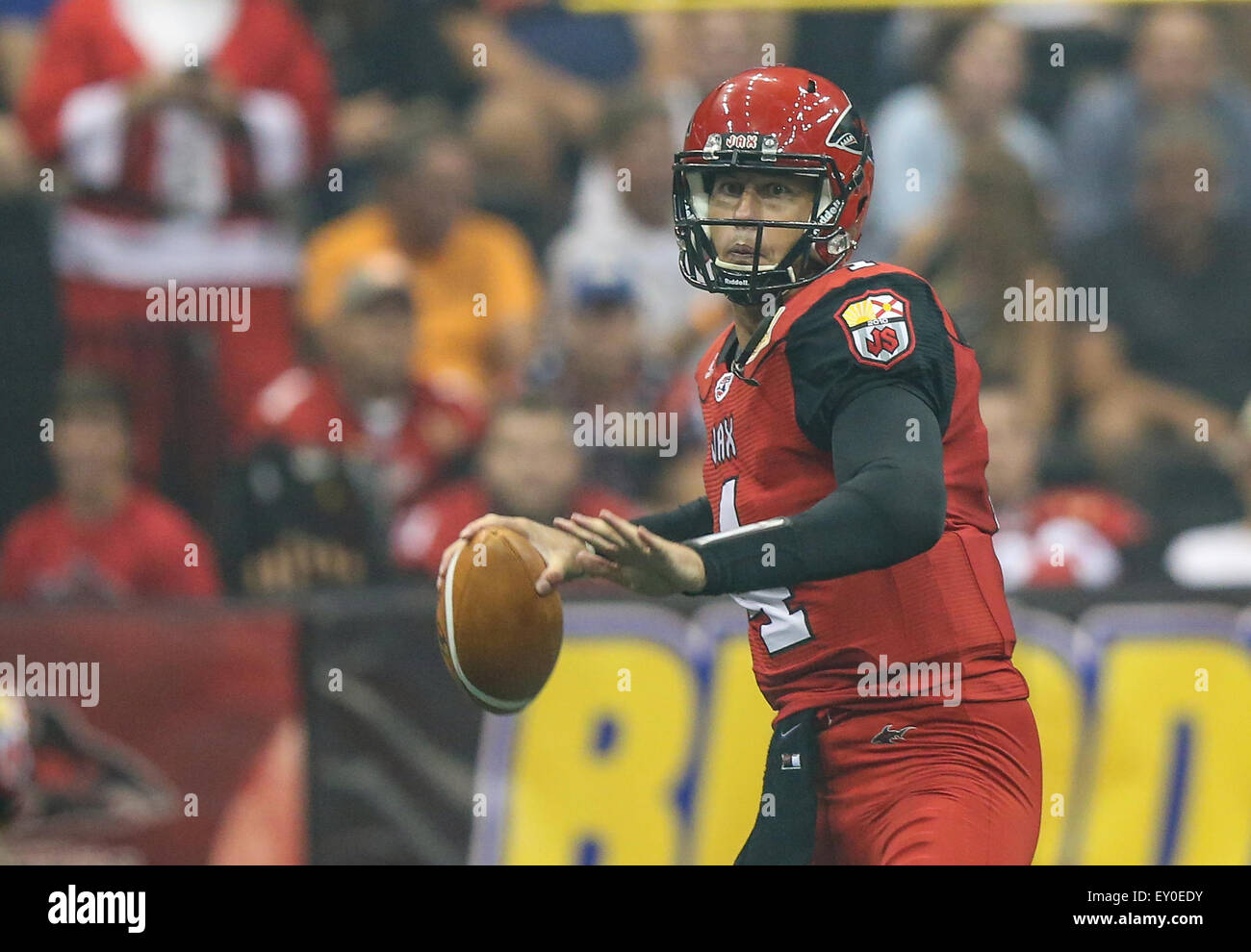 Il Jacksonville, FL, Stati Uniti d'America. 18 Luglio, 2015. : Jacksonville squali quarterback Tommy Grady (4) guarda per un ricevitore contro la Philadelphia anima durante la prima metà della AFL Football azione a Jacksonville, FL. Gary McCullough/CSM/Alamy Live News Foto Stock