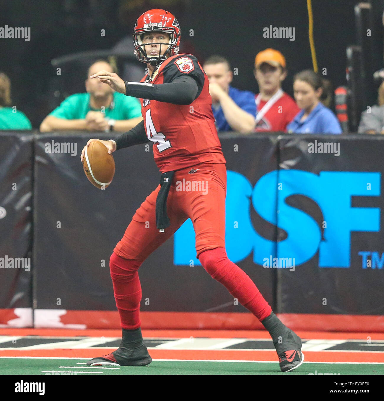 Il Jacksonville, FL, Stati Uniti d'America. 18 Luglio, 2015. : Jacksonville squali quarterback Tommy Grady (4) genera un pass contro il Philadelphia anima durante la prima metà della AFL Football azione a Jacksonville, FL. Gary McCullough/CSM/Alamy Live News Foto Stock
