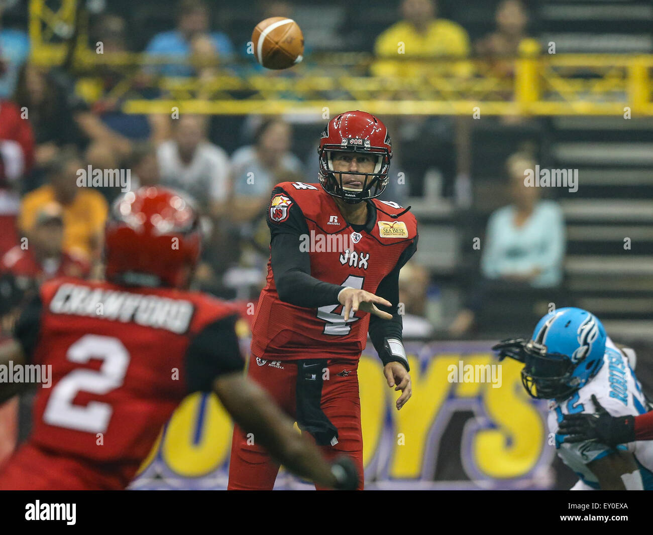 Il Jacksonville, FL, Stati Uniti d'America. 18 Luglio, 2015. : Jacksonville squali quarterback Tommy Grady (4) genera un pass contro il Philadelphia anima durante la prima metà della AFL Football azione a Jacksonville, FL. Gary McCullough/CSM/Alamy Live News Foto Stock