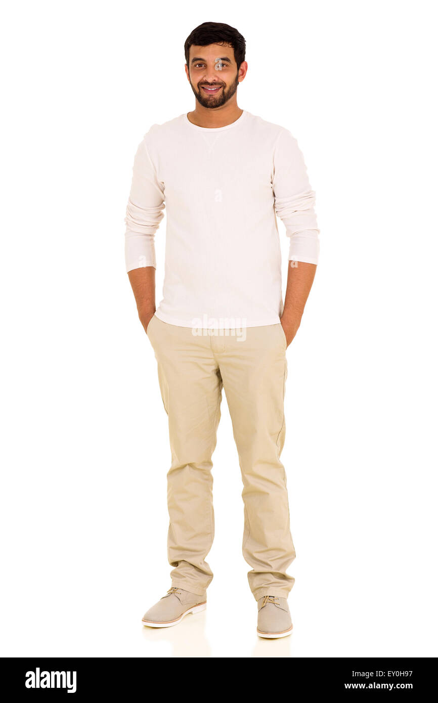 Bel giovane uomo indiano in piedi su sfondo bianco Foto Stock