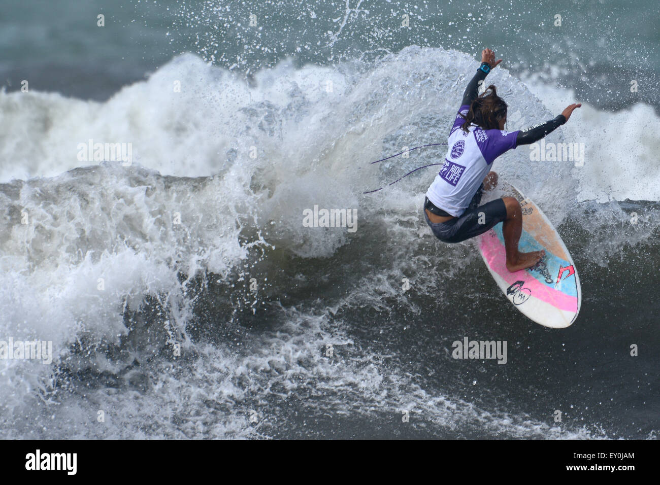 Kaigan Kugenuma, Kanagawa, Giappone. 18 Luglio, 2015. Momoto Tsuzuki (JPN), 18 luglio 2015 - Surf : Mondo Surf League (WSL) Serie di qualifica, Murasaki Sport presenta Shonan aperto a Kugenuma Kaigan, Kanagawa, Giappone. © AFLO SPORT/Alamy Live News Foto Stock