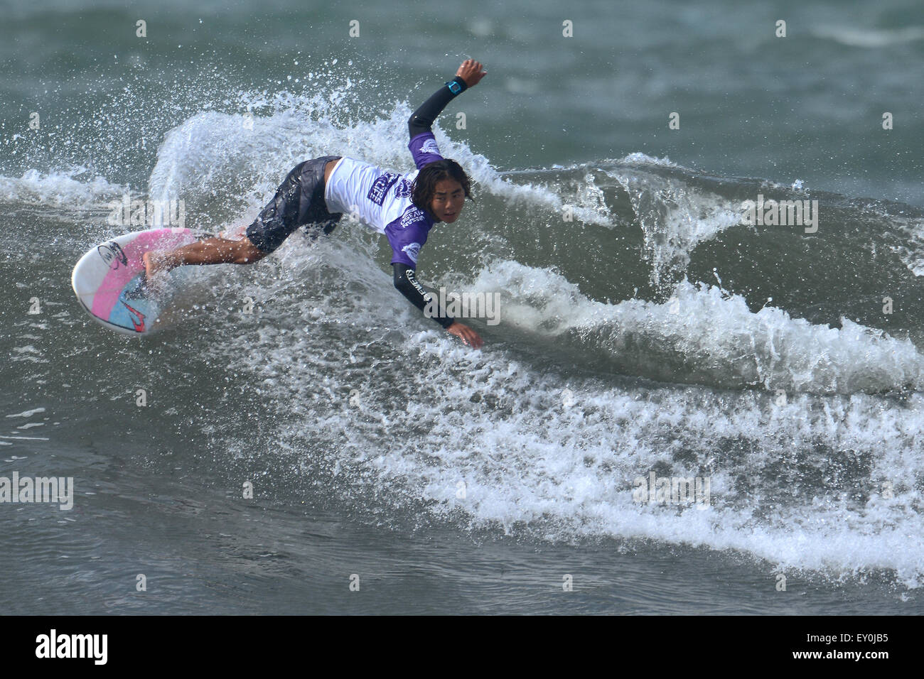 Kaigan Kugenuma, Kanagawa, Giappone. 18 Luglio, 2015. Momoto Tsuzuki (JPN), 18 luglio 2015 - Surf : Mondo Surf League (WSL) Serie di qualifica, Murasaki Sport presenta Shonan aperto a Kugenuma Kaigan, Kanagawa, Giappone. © AFLO SPORT/Alamy Live News Foto Stock