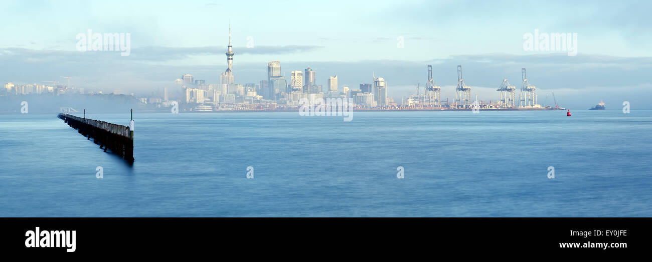 Lo skyline di Auckland dalla riva Foto Stock