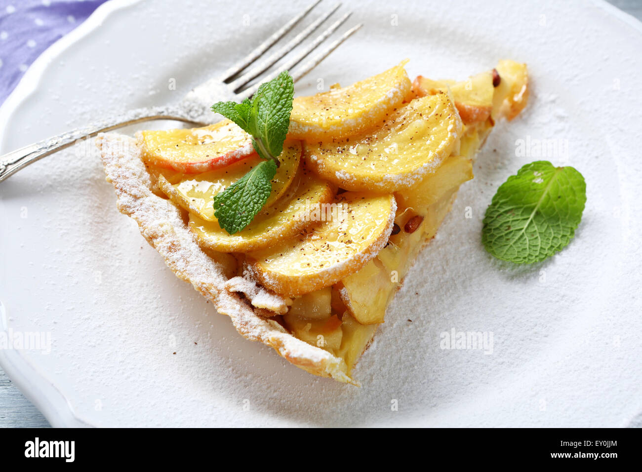 Deliziosa crostata di mele su una piastra, cibo Foto Stock