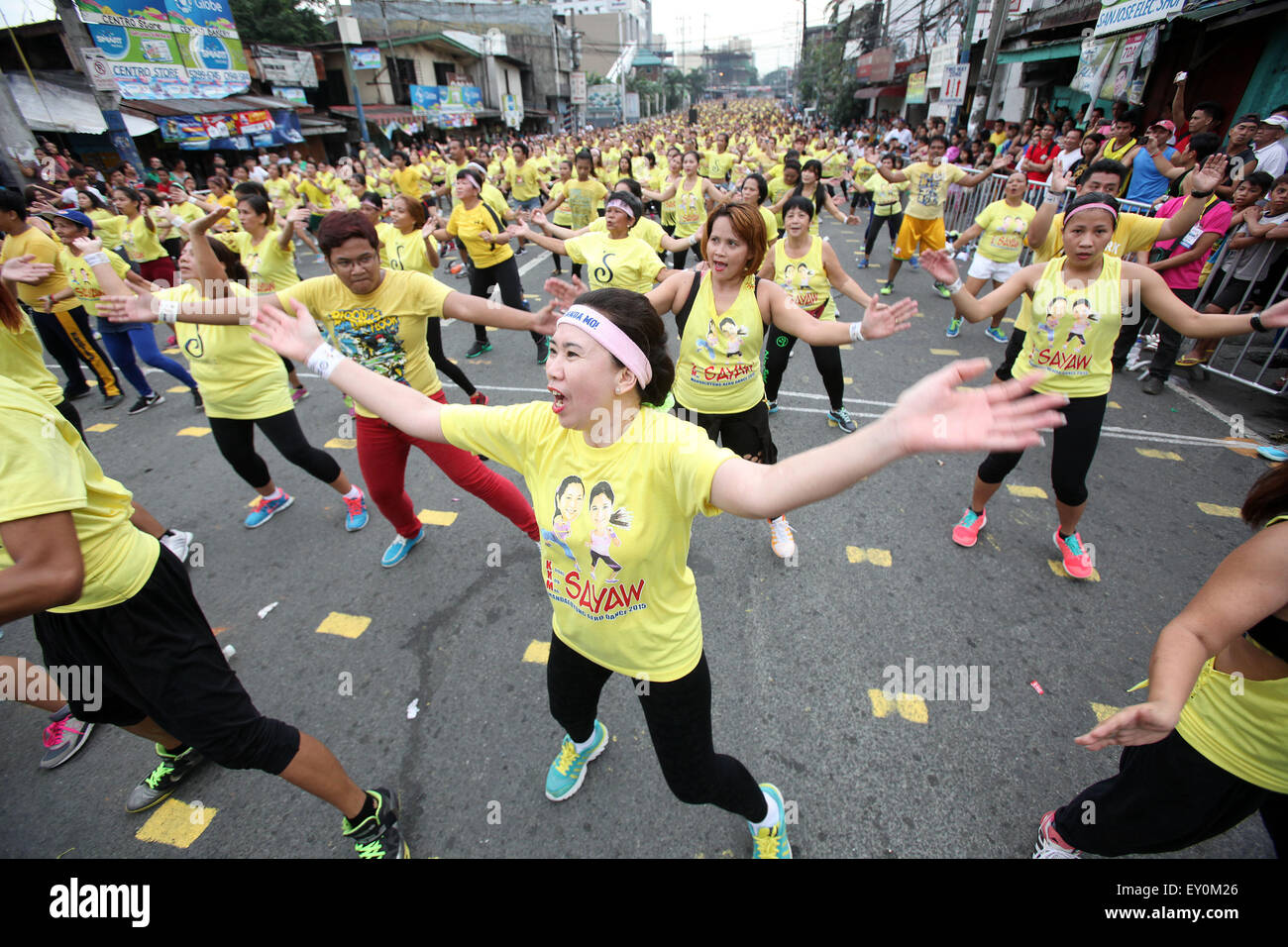 Mandaluyong City, Filippine. 19 Luglio, 2015. Persone partecipano a un funzionario tentativo di rompere il Guinness World Record per avere la più grande classe Zumba in Mandaluyong City, Filippine, 19 luglio 2015. Le Filippine ha stabilito un nuovo record mondiale per il contenimento di tutto il mondo più grande classe Zumba con un totale di 12,975 persone che prendono parte all'evento. Credito: Rouelle Umali/Xinhua/Alamy Live News Foto Stock