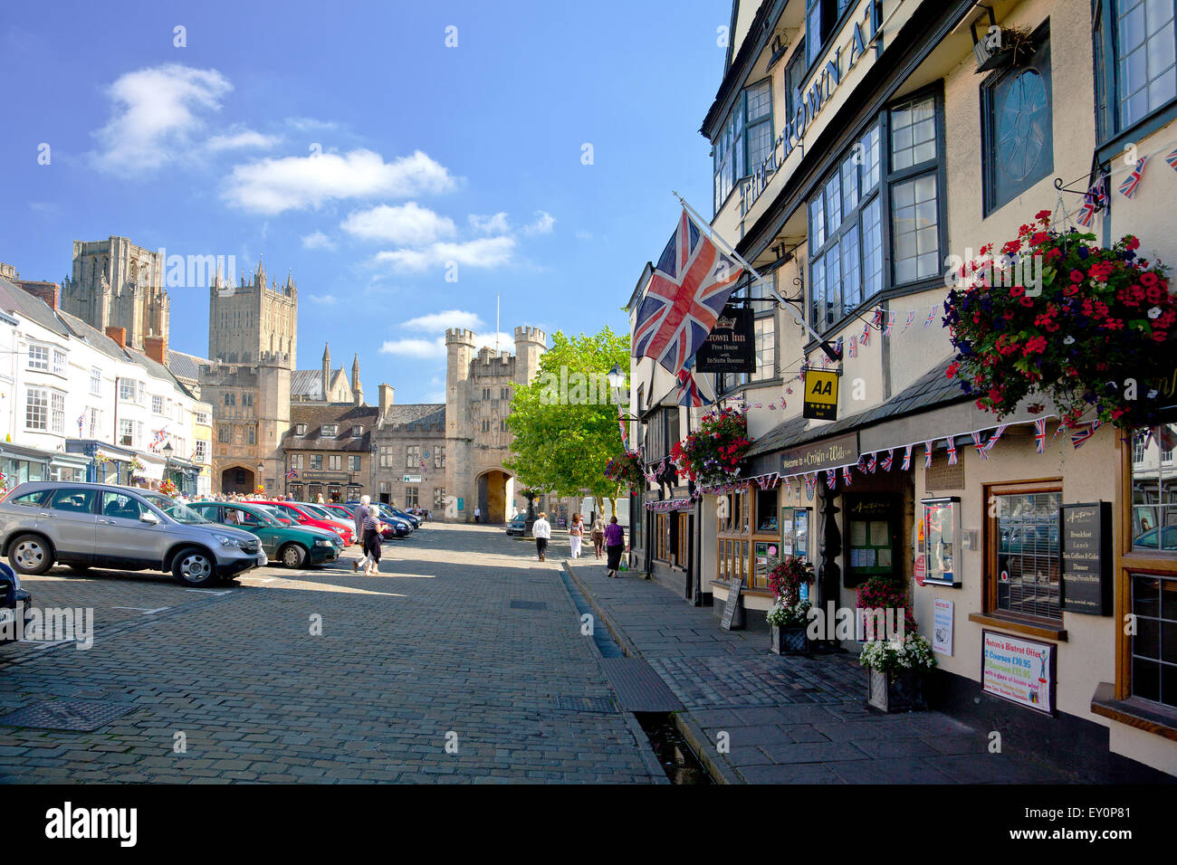 La magnifica Cattedrale di Wells e Crown Inn visto dal luogo di mercato, Somerset, Inghilterra, Regno Unito Foto Stock