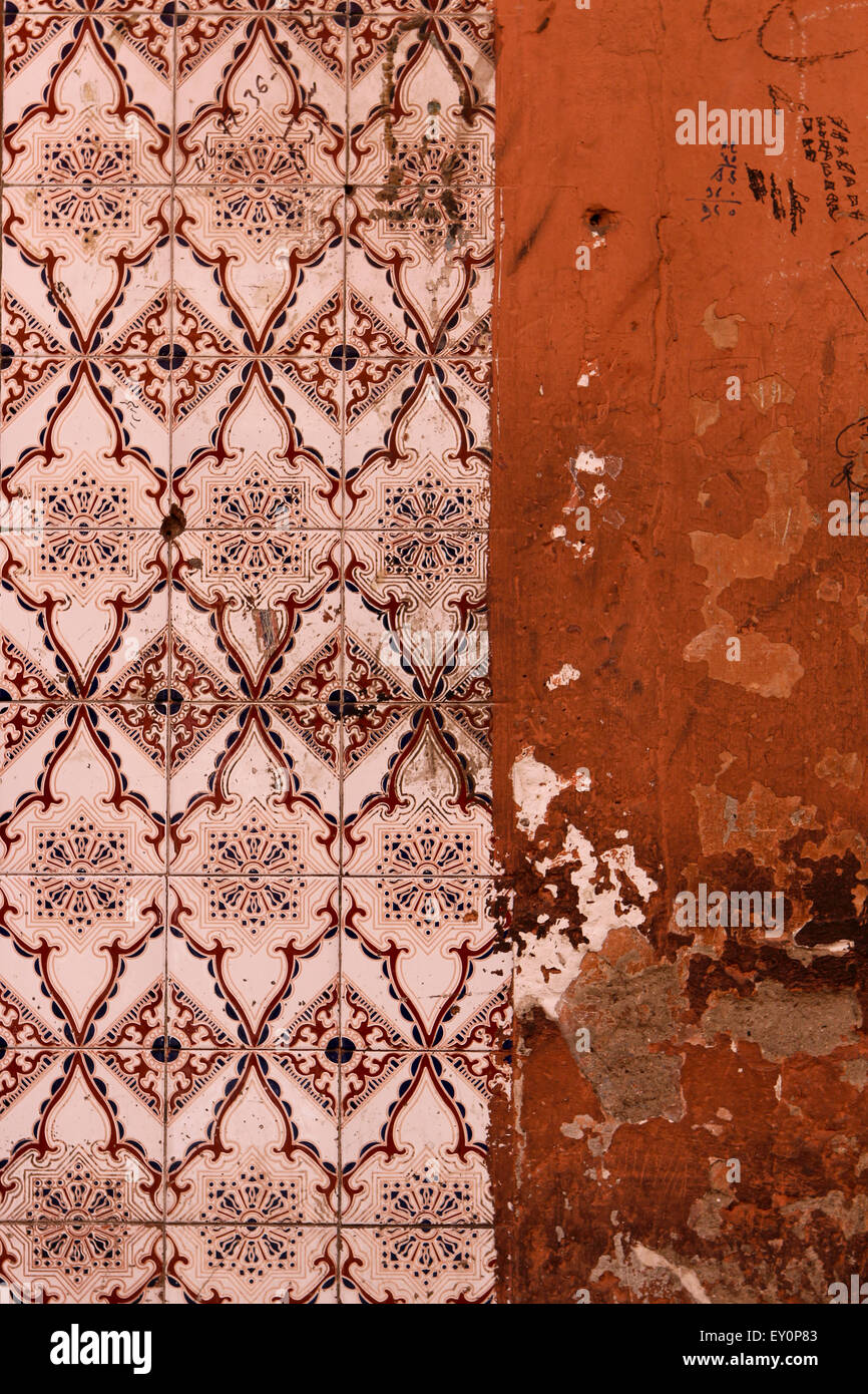 Particolare di piastrelle marocchine ornate in ceramica, reso e dipinto parete arancione terroso, Marrakech Foto Stock