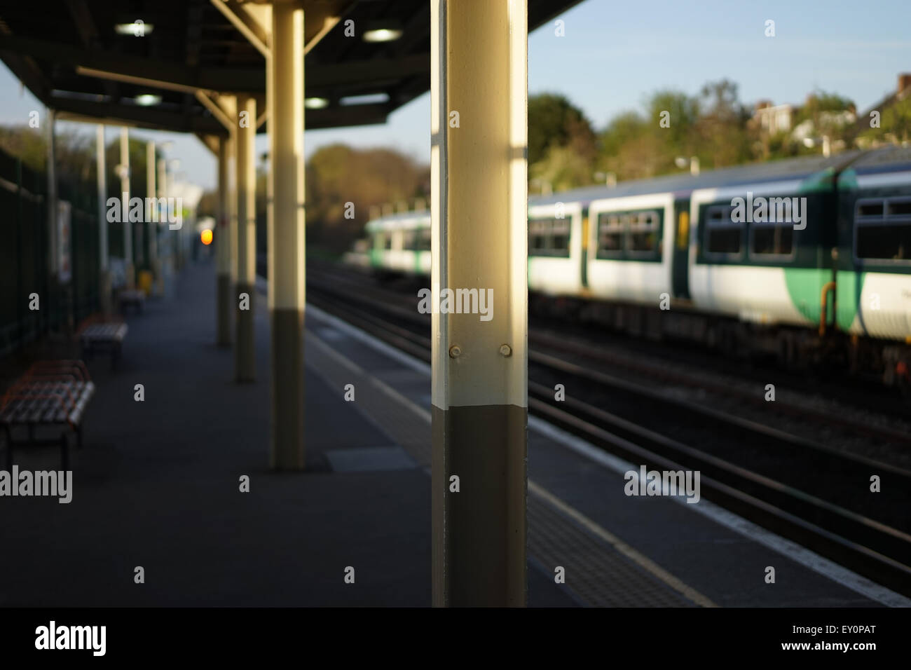 Una stazione ferroviaria nel sud est di Londra in estate. Foto Stock