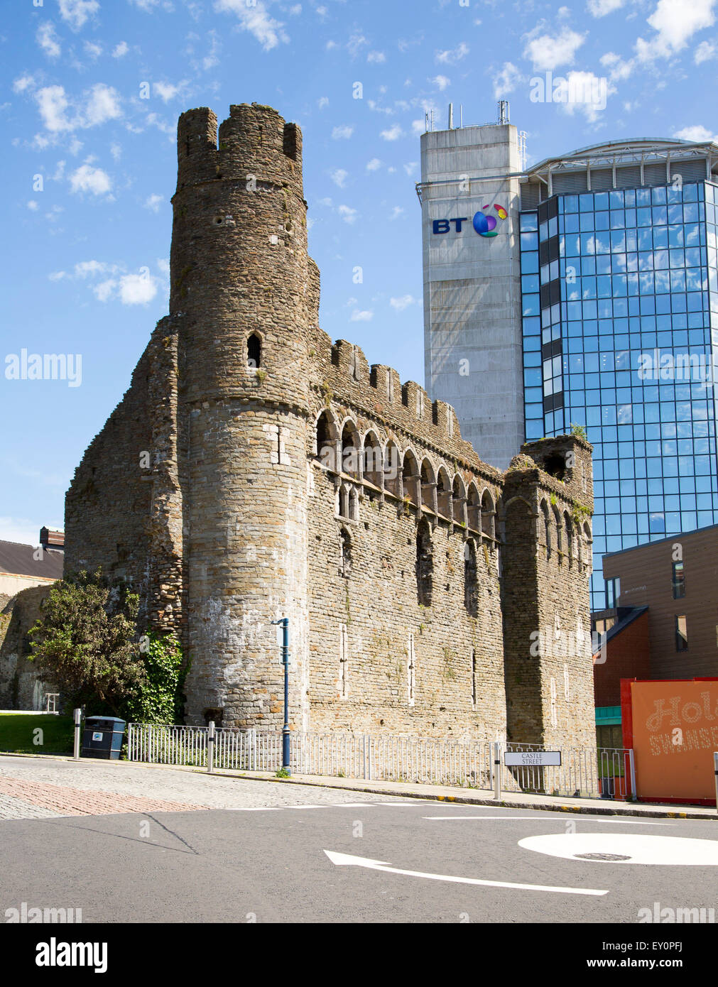 Il contrasto castello antico e moderno BT Tower office block, Swansea, West Glamorgan, South Wales, Regno Unito Foto Stock