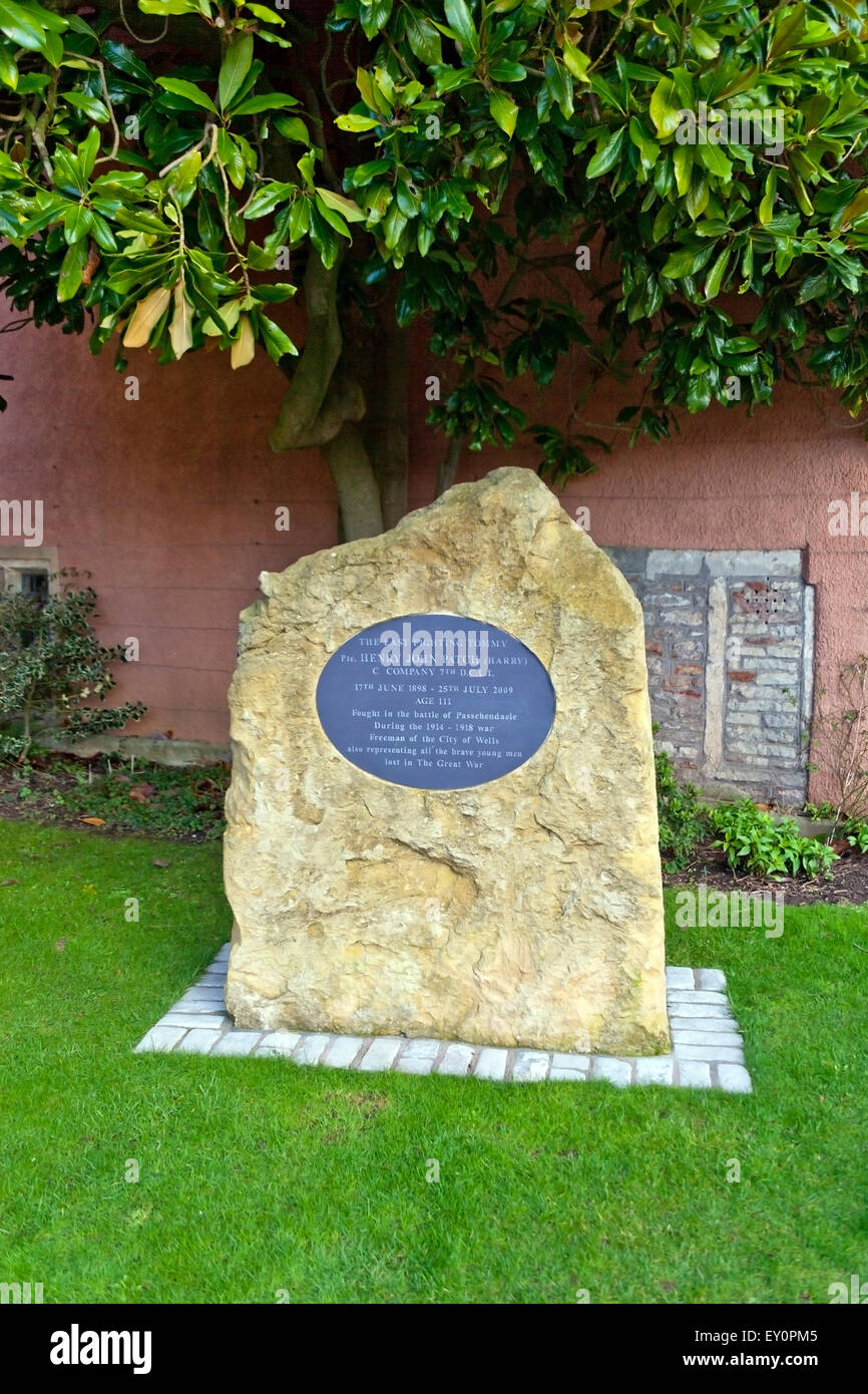 Lapide in memoria di Harry Patch - l'ultima battaglia "Tommy' della prima guerra mondiale - al di fuori del museo in pozzetti, Somerset, Inghilterra, Regno Unito Foto Stock