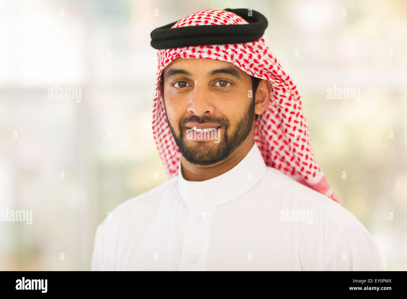 Bel mezzo uomo orientale guardando la telecamera Foto Stock