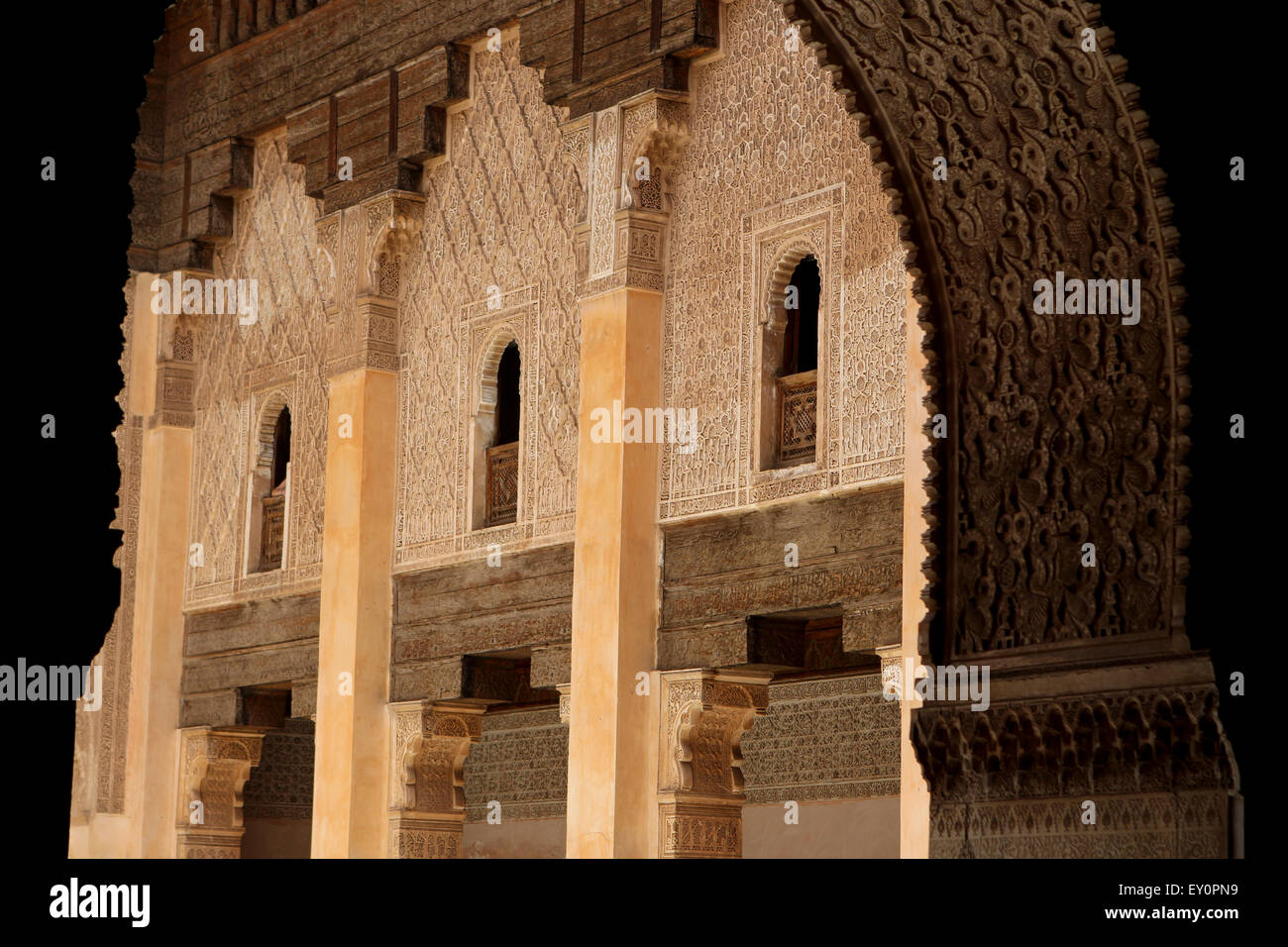 Riccamente dettagliato arabesque pareti in stucco, al ben Youssef madrasa, Marrakech, Marocco Foto Stock