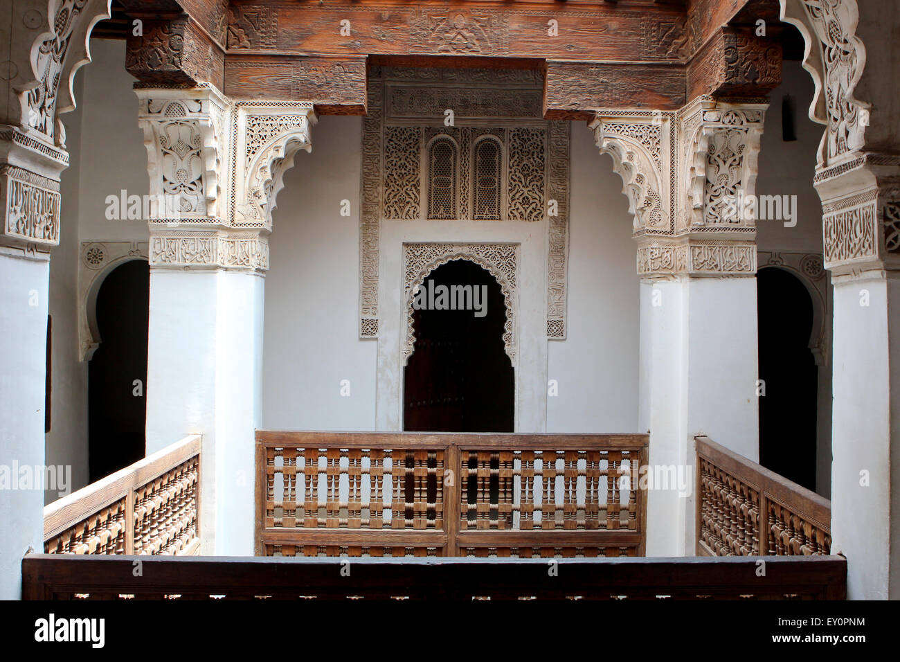 Riccamente scolpiti nei dettagli, ben Youssef madrasa storico collegio islamico di Marrakech, Marocco Foto Stock
